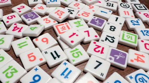 Restart-pelin valkoisia muovilaattoja, joissa on erivärisiä numeroita.