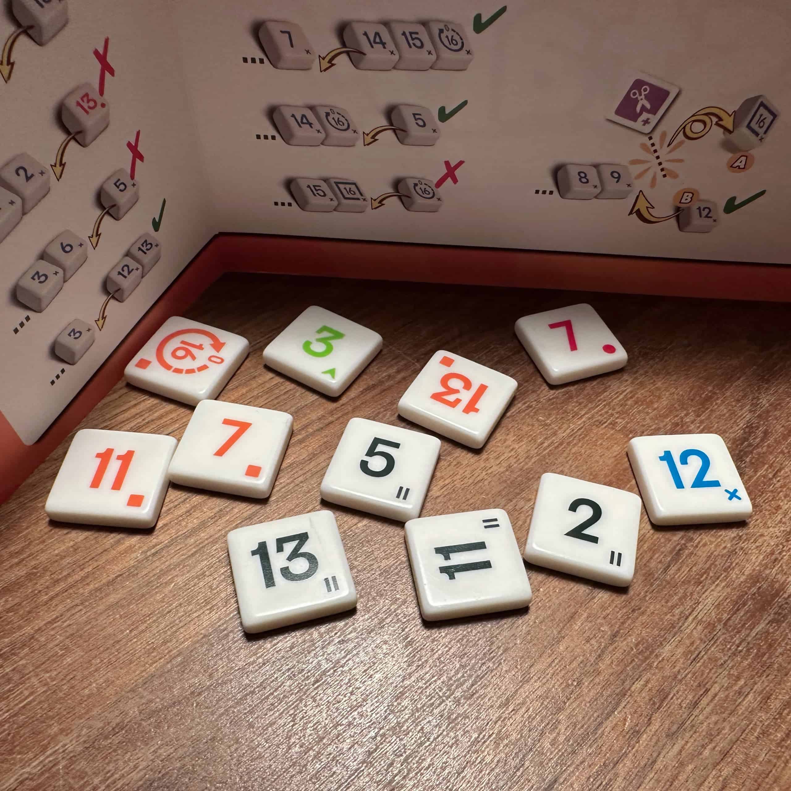 11 laattaa näkösuojan takana, pääasiassa isoja numeroita.