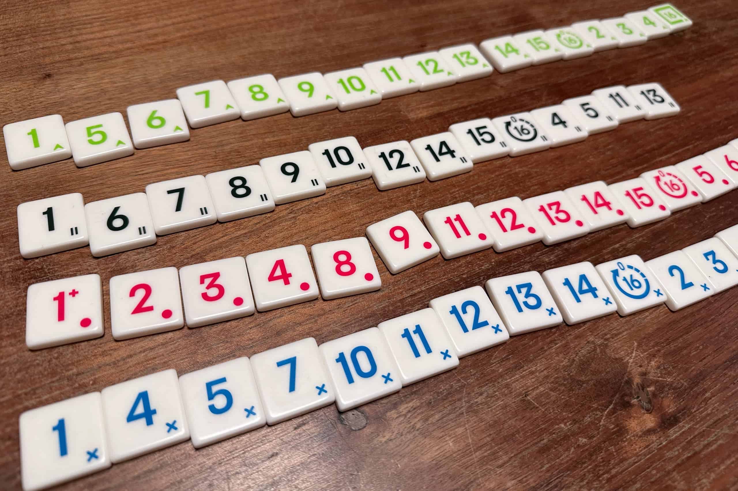 Neljä riviä laattoja: vihreä, mustat, punaiset ja siniset. Joka rivissä on numerolaattoja kasvavassa numerojärjestyksessä.