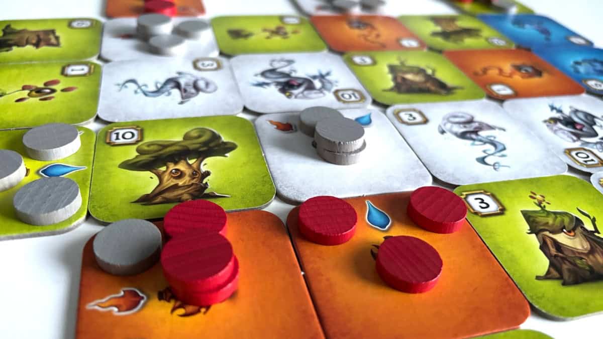 Lähikuva Saganin laatoista, joiden päällä on punaisia ja harmaita puukiekkoja.