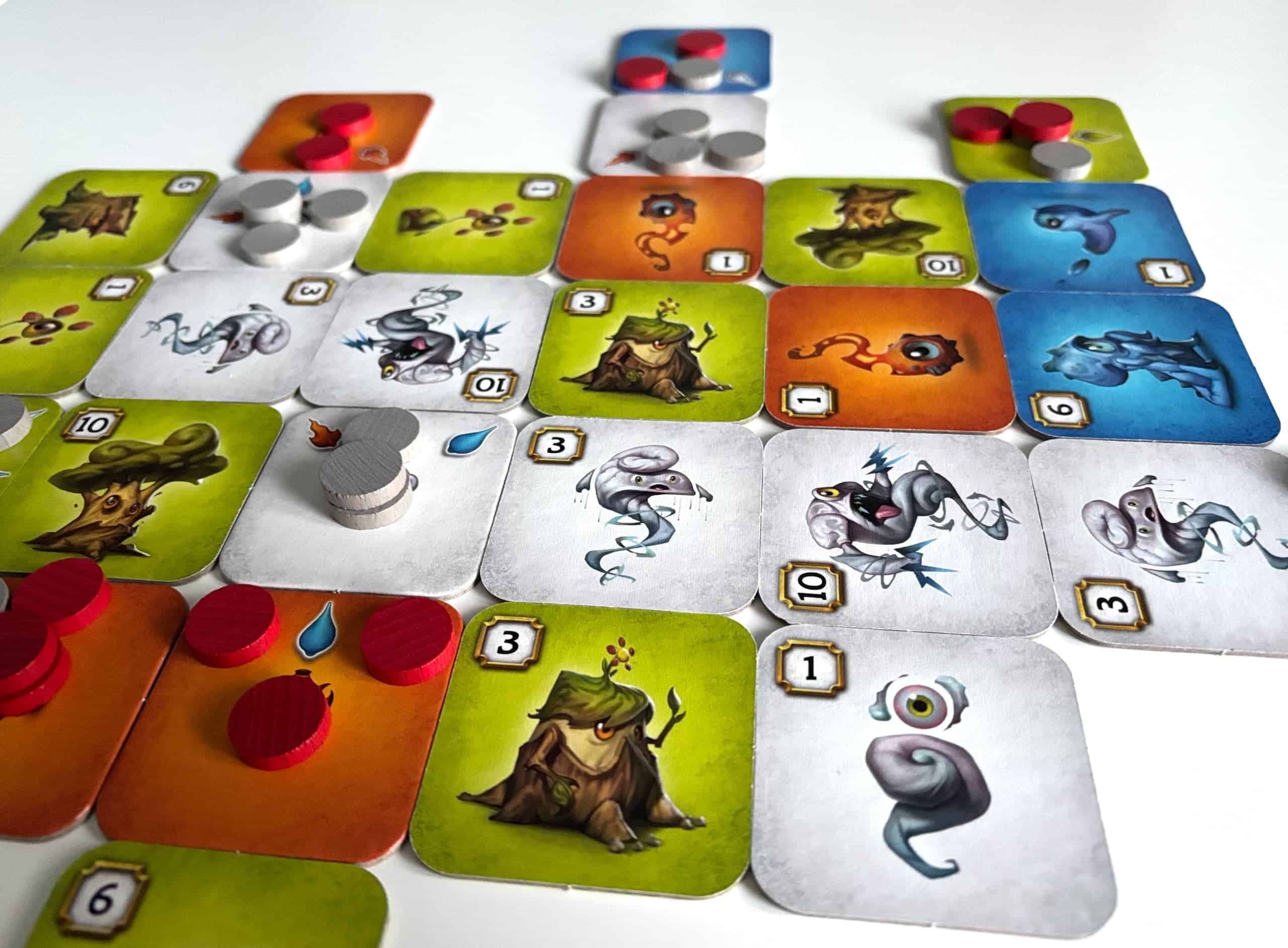 Lähikuva Saganin laatoista, joihin on kuvattu erilaisia henkiolentoja. Joidenkin laattojen päällä on punaisia ja harmaita puukiekkoja.