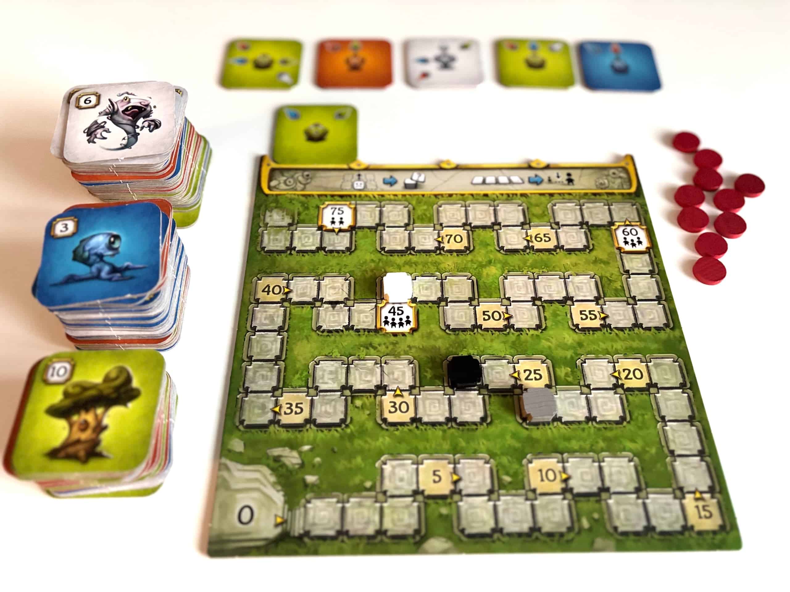 Pisterata, jossa pisteitä lasketaan pelin aikana, ja sen vieressä laattapinoja.