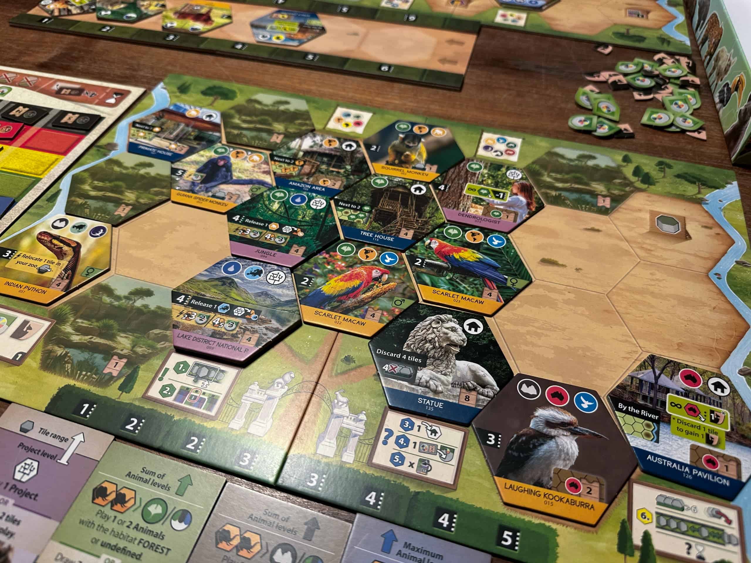 Sanctuaryn isoista heksalaatoista rakentuvaa eläintarhaa. Tarhassa on pari puna-araa, hieno leijonapatsas, kookaburra ja pari eläintenvapautusprojektia.