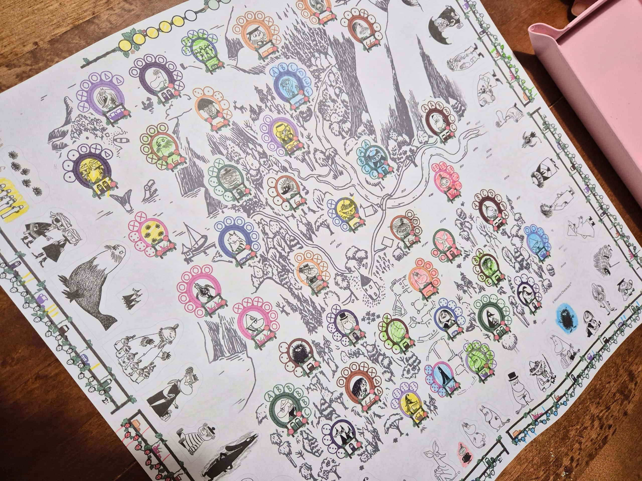 Stegegets: Moominin kupongilla on mustavalkoinen piirustus Muumilaaksosta täynnä erilaisia muumihahmoja, joiden luona voi vierailla. Osa muumihahmoista on väritetty pelin aikana sen merkiksi, että niiden luona on käyty. Laudan reunoilla on pelaajien ruokavarastot, joihin merkitään kerätyt lahjat.