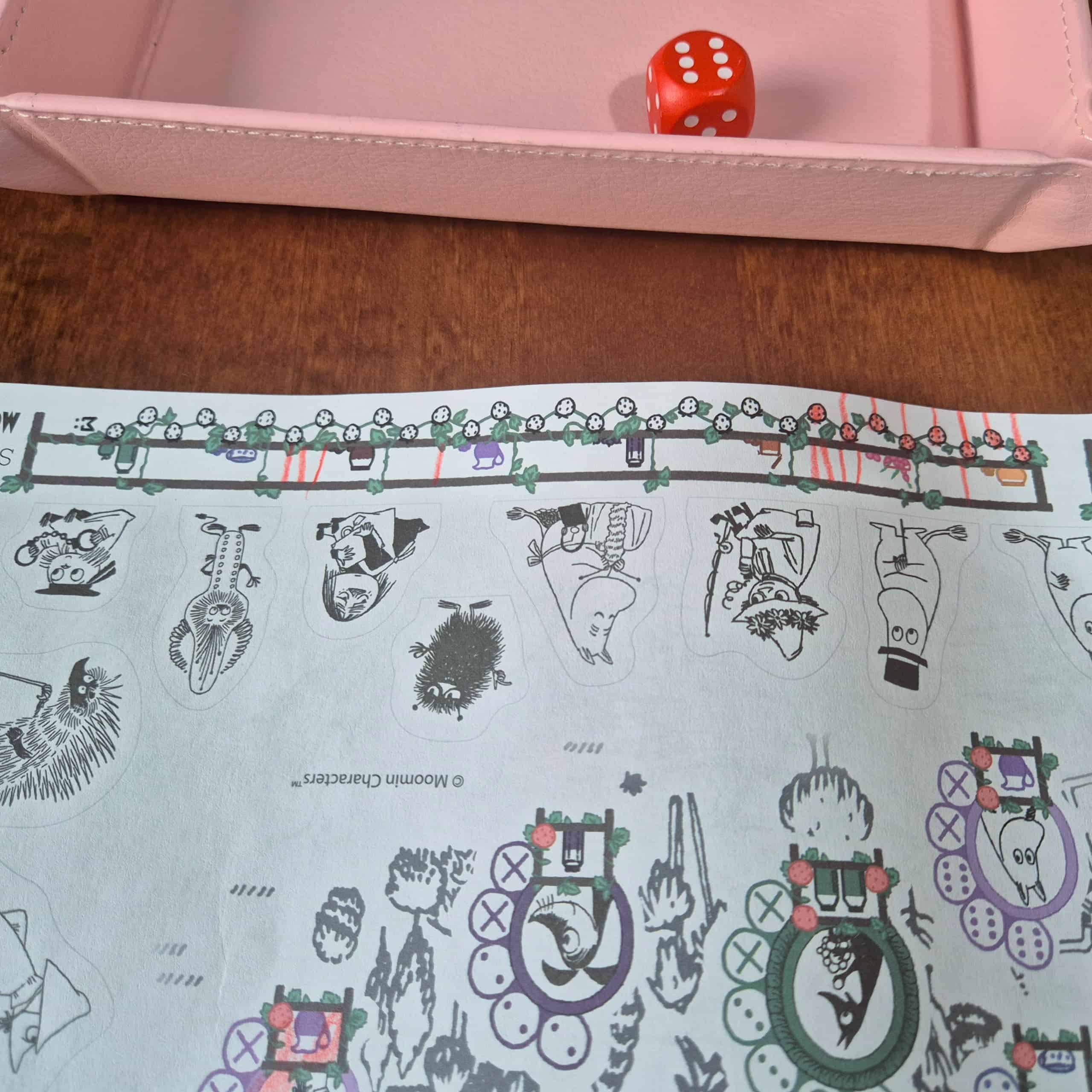 Kupongin reunassa on ruokavarastot ja pelihahmot.