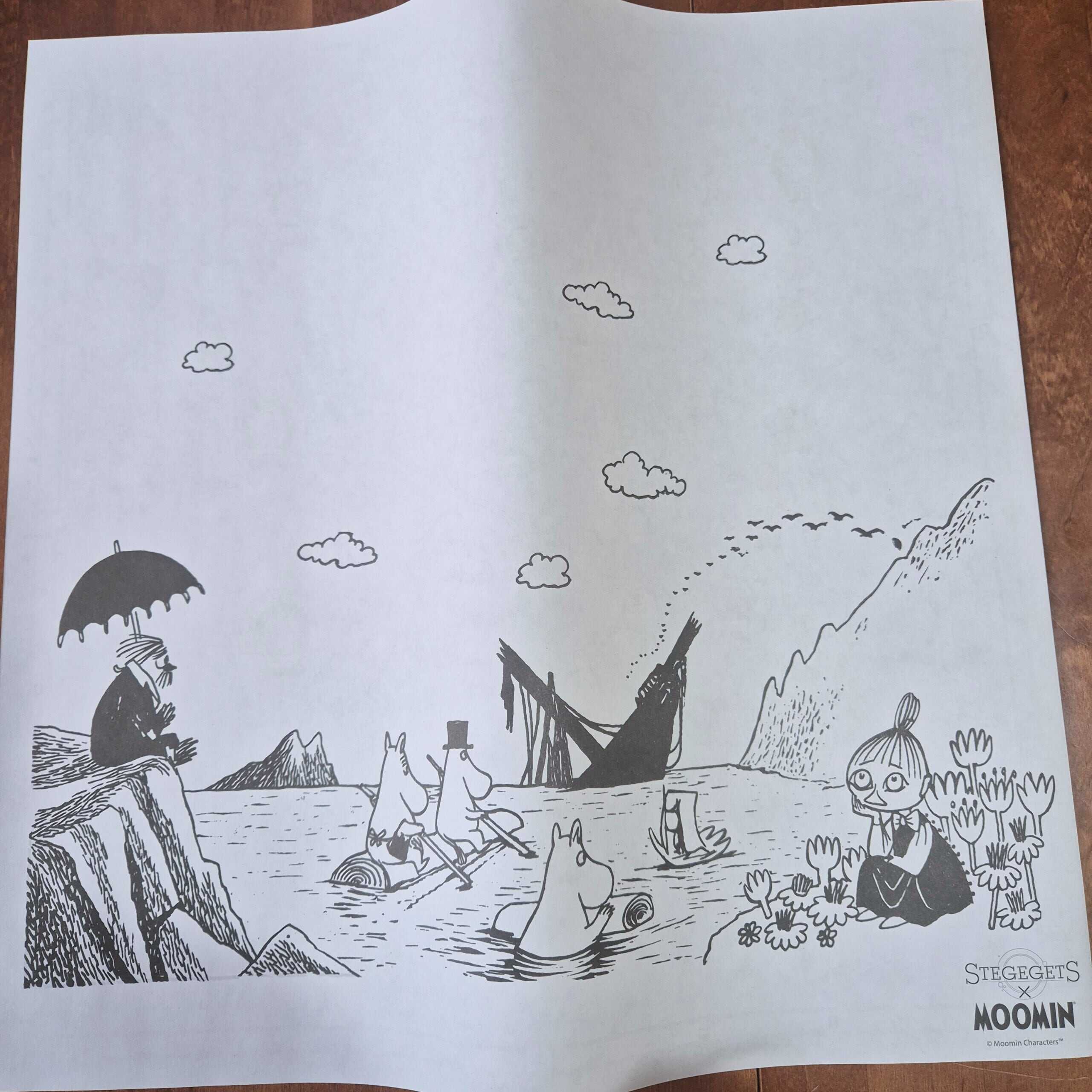 Mustavalkoinen muumivärityskuva, jossa muumiperheen jäsenet kelluvat vedessä tukkien varassa. Taustalla on haaksirikkoutunut laiva. Etualalla Mymmeli on haikea.