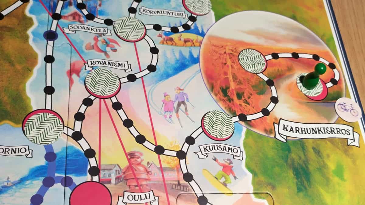 Lähikuva Suomen aarteen pelilaudasta Pohjois-Suomesta. Pelaaja on juuri fillaroinut Karhunkierrokselle.