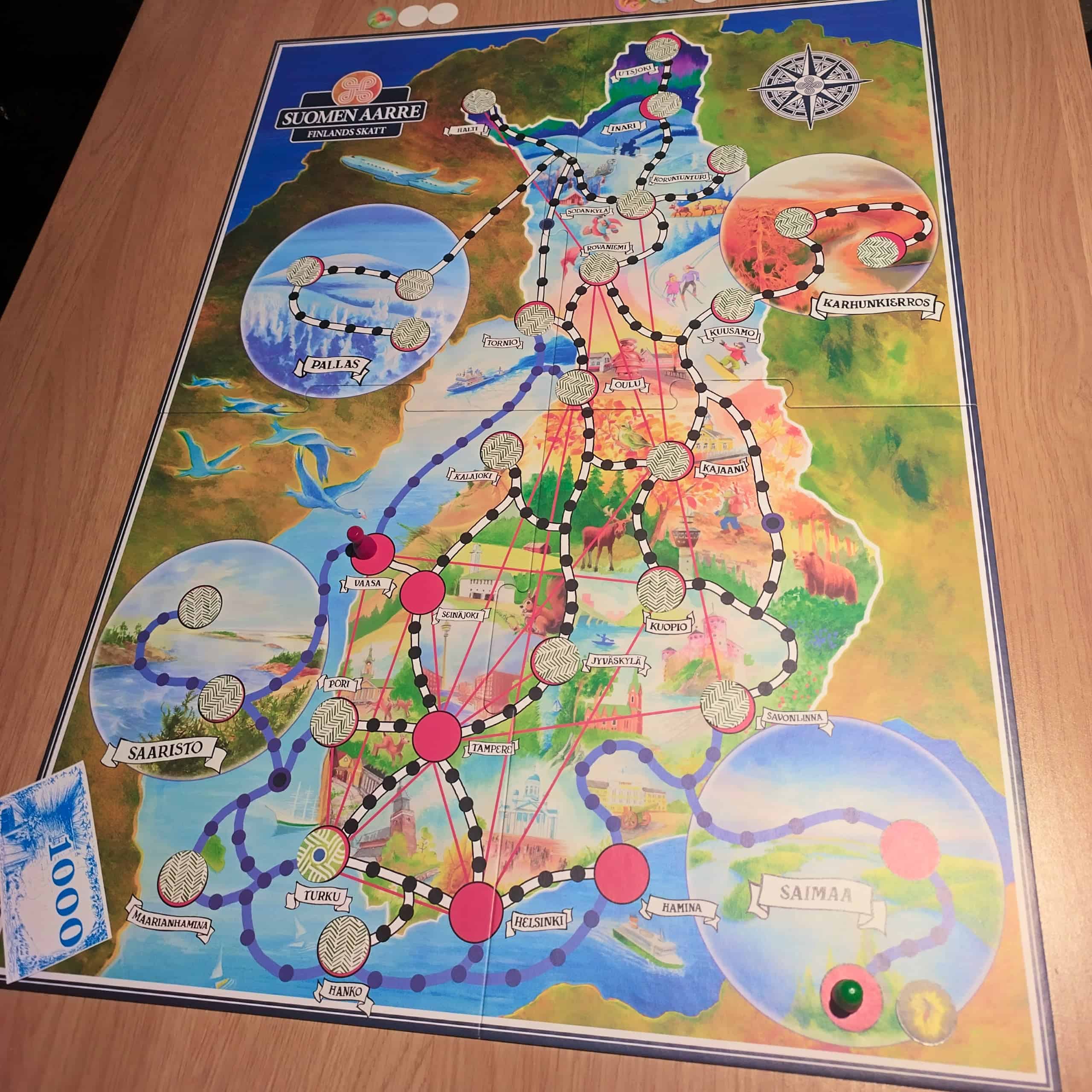 Suomen aarteen pelilauta kuvaa Suomea, jossa kulkee reittejä eri kaupunkien välillä. Laudan reunoilla on erilliset alueet Saimaalle, Saaristolle, Pallakselle ja Karhunkierrokselle.