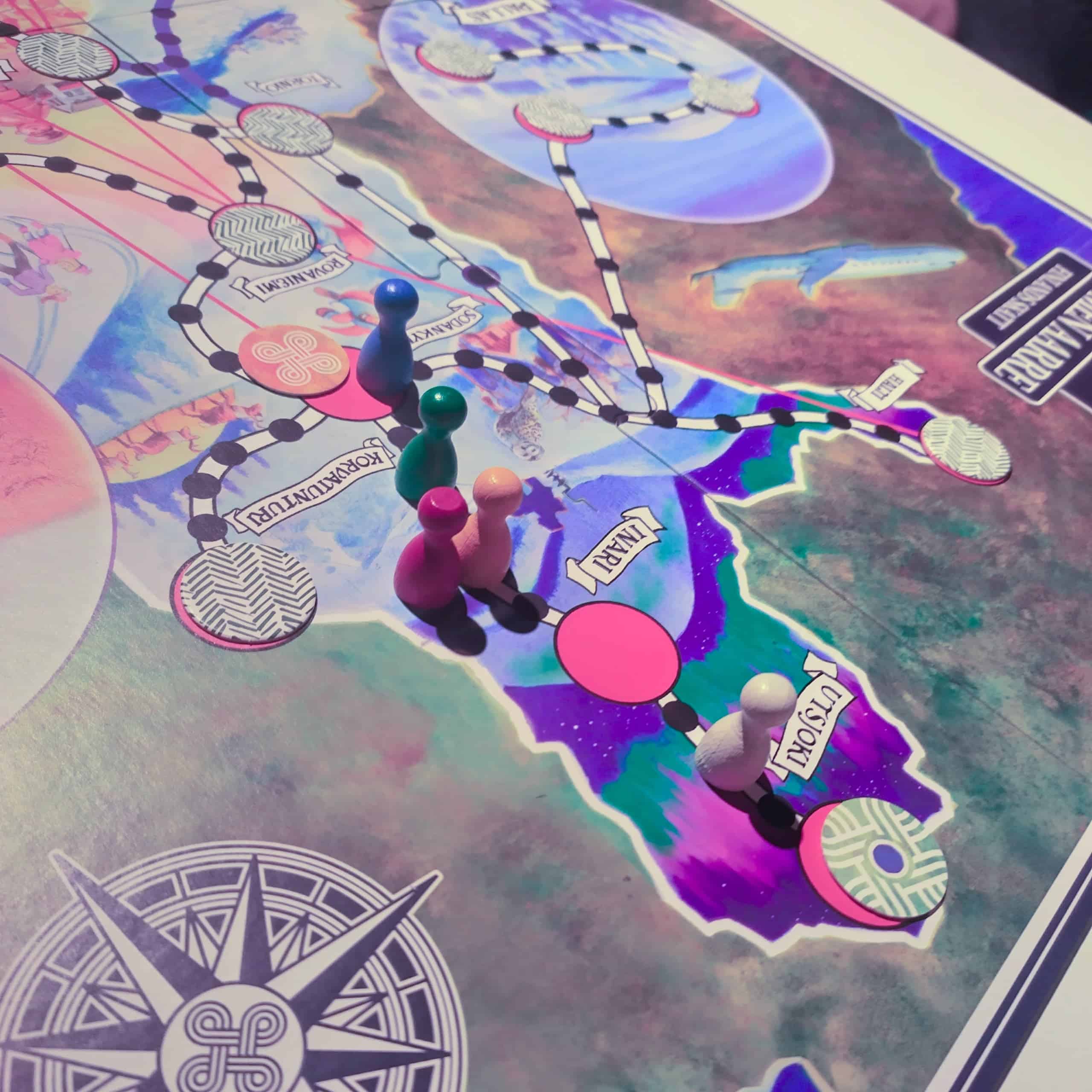 Lähikuva Suomen aarteen laudasta Lapista. Aloituspaikka on Utsjoella, mistä pelaajat ovat edenneet Sodankylään, mistä aarre löytyikin.