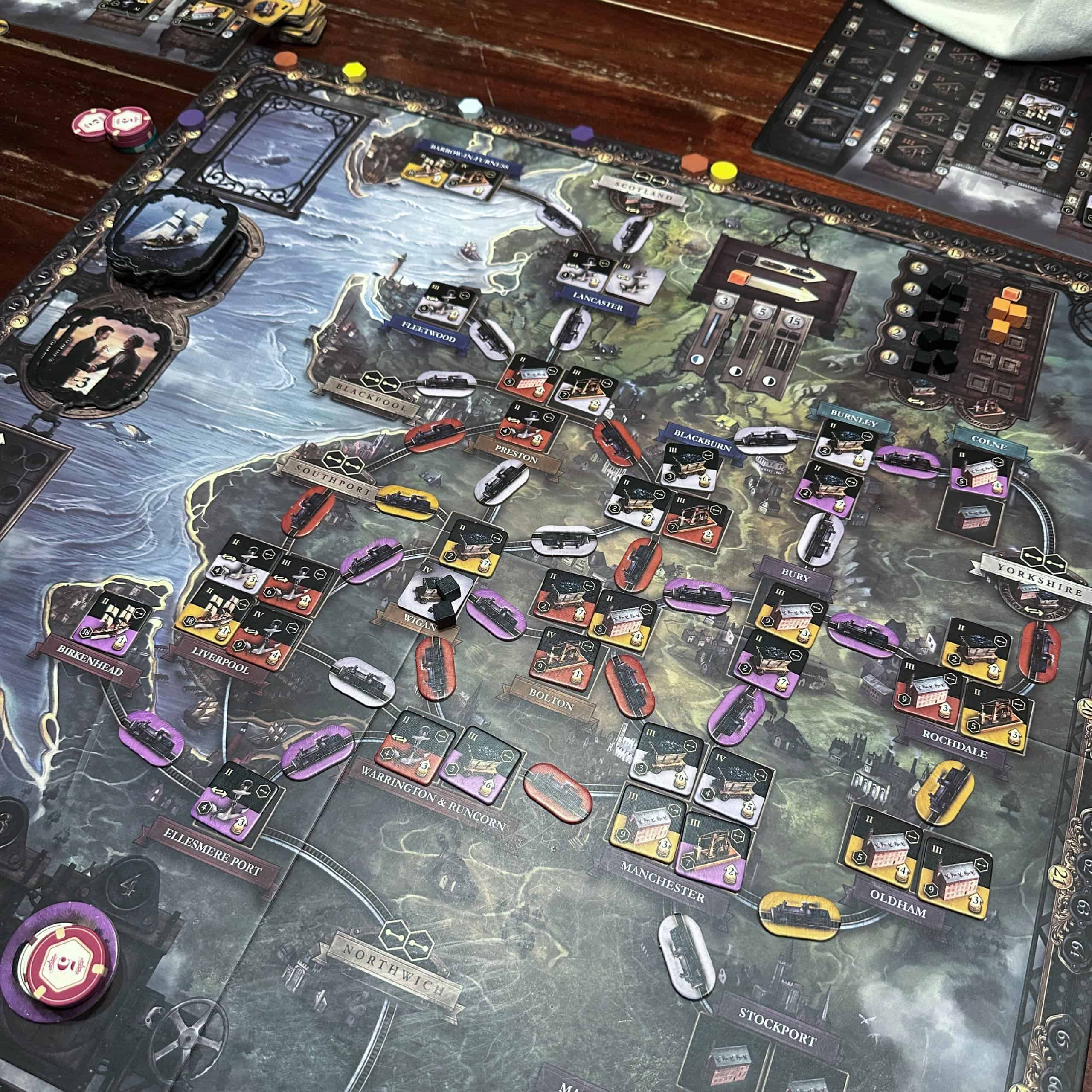 Kuva Brass: Lancashiren pelilaudasta, joka kuvaa Lancashiren seutua teollistumisen aikakaudella. Kaupunkeihin on rakennettu teollisuuslaitoksia kuvaavia laattoja ja kaupunkien välillä on rautatieyhteyksiä.