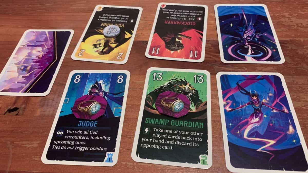 Kuusi Duel for Cardian korttia kahdessa kolmen kortin rivissä.