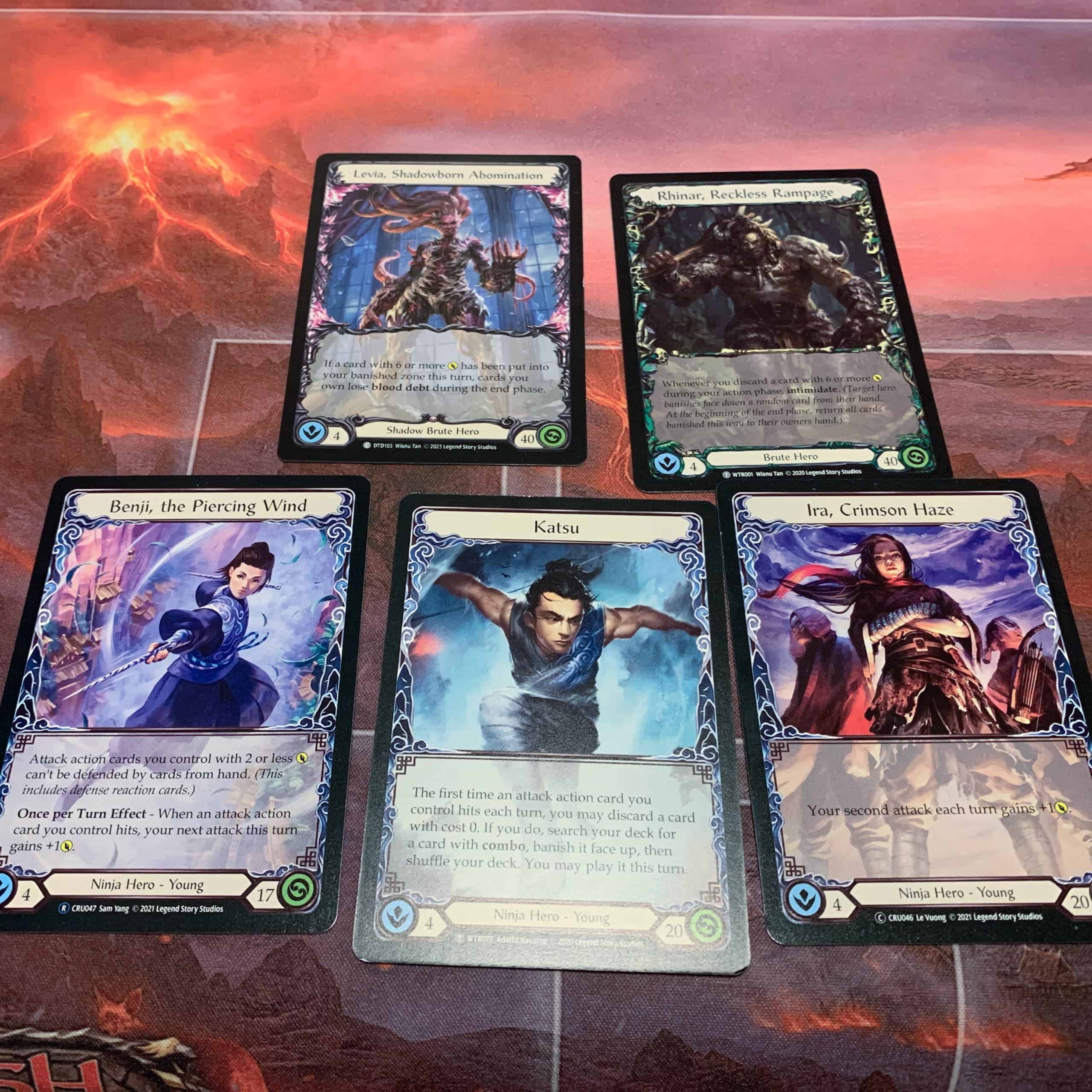 Viisi Flesh and Bloodin sankarikorttia.