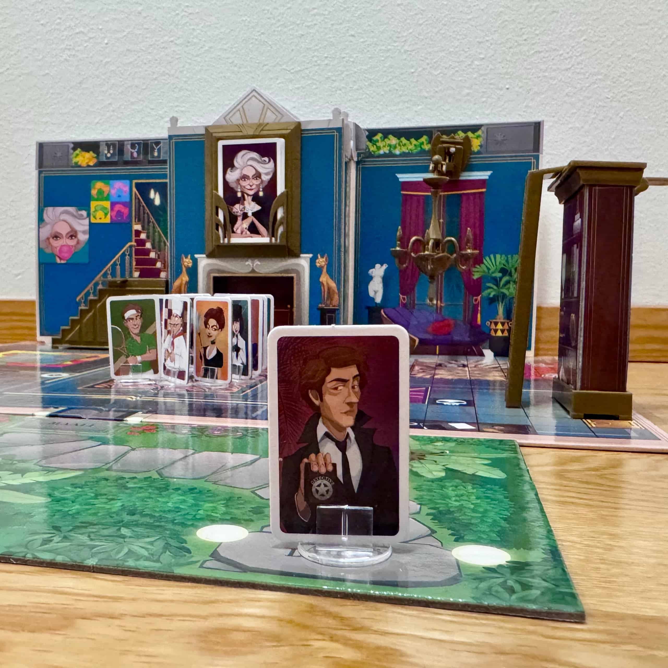 Etsivä on kartanon ulkopuolella omalla radallaan. Muut nappulat ovat pelilaudalla aloituspisteessään pöydän ääressä.