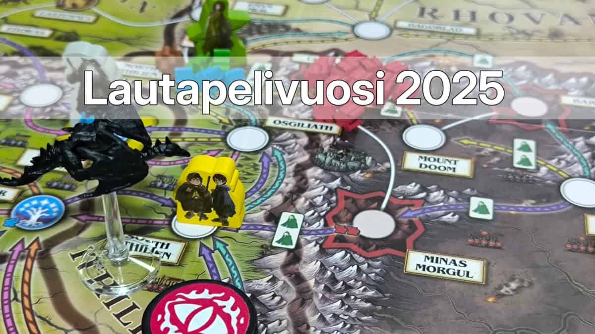 Lähikuva Fate of the Fellowship -pelin laudasta, jossa Frodo ja Sam lähestyvät Mordoria, vieressään Nazgûl. Päällä teksti "Lautapelivuosi 2025".