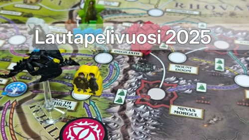 Lähikuva Fate of the Fellowship -pelin laudasta, jossa Frodo ja Sam lähestyvät Mordoria, vieressään Nazgûl. Päällä teksti "Lautapelivuosi 2025".