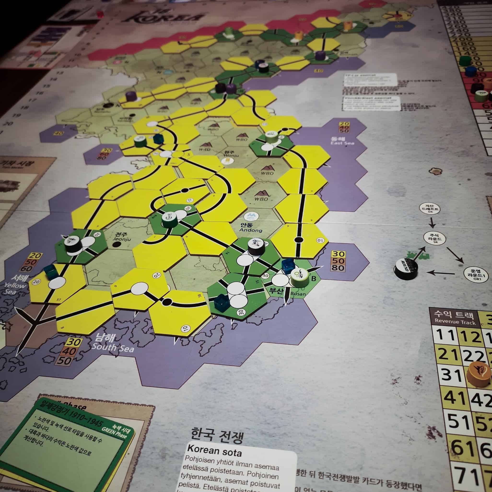 18Korean Koreaa kuvaava pelilauta ajalta ennen sotaa, kun rataa on sekä etelässä että pohjoisessa.