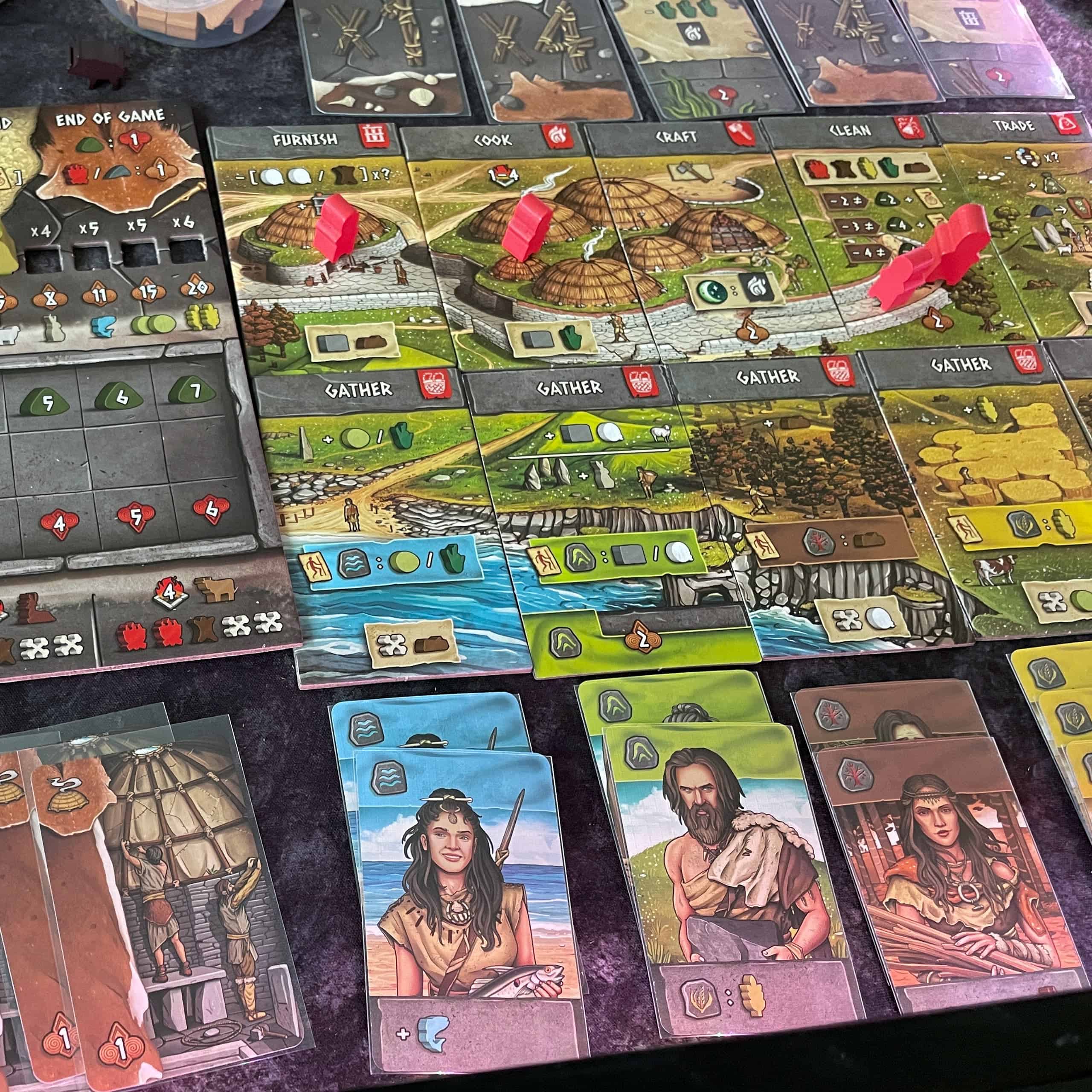 Skara Braen toimintolaattoja, joille on pelattu punaisia meeplejä.