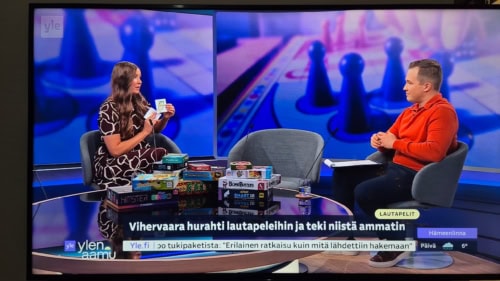 Valokuva televisiosta, jossa Ylen Aamu -ohjelmassa vieraana Vilma Vihervaara.