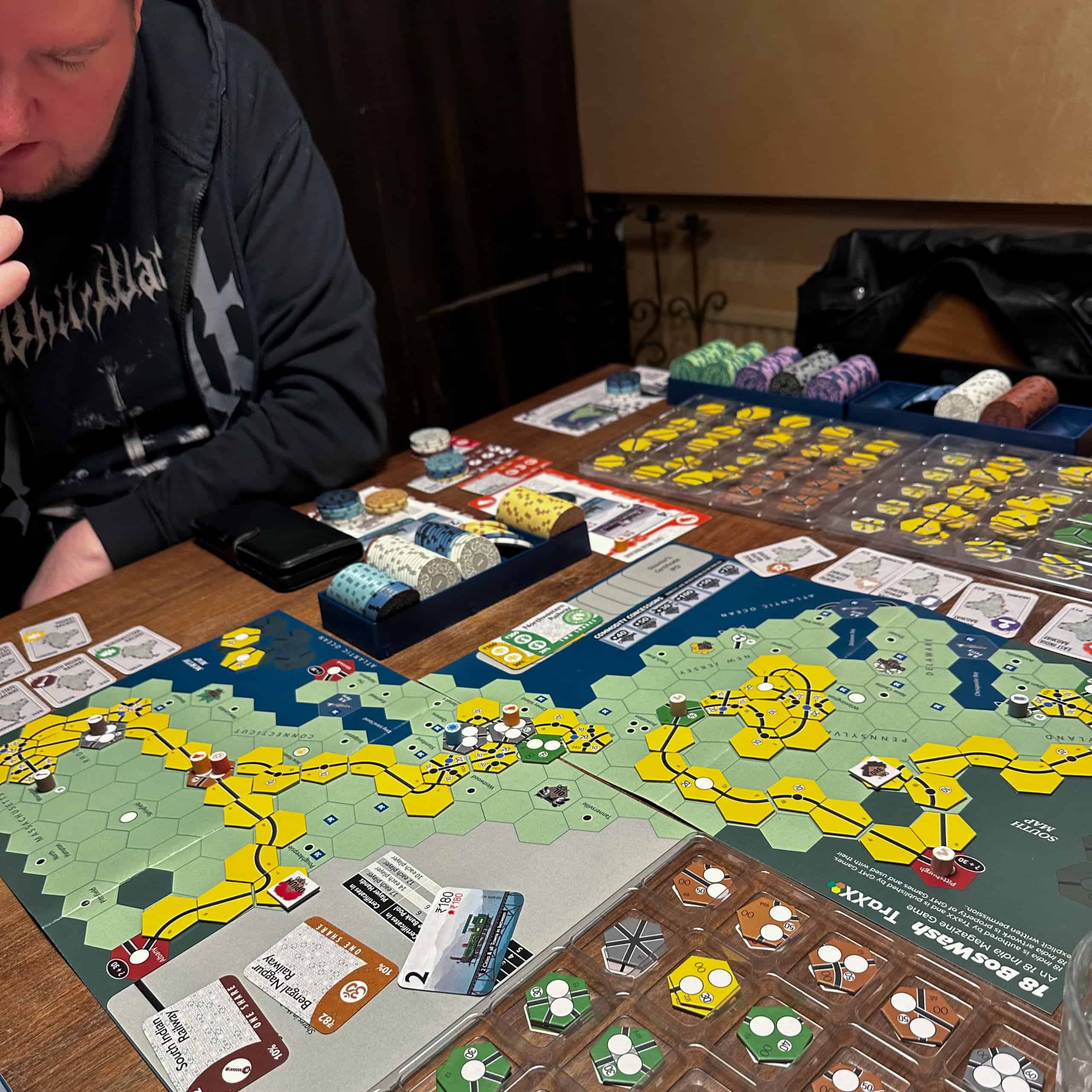 Ville pohtimassa siirtoja 18 BosWash laudan äärellä.