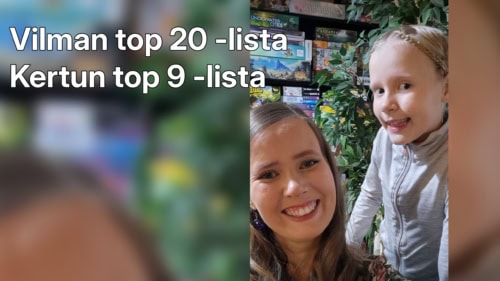 Vilma ja Kerttu kuvattuna pelihyllyn edessä. Kuvassa teksti "Vilman top 20 -lista" ja "Kertun top 9 -lista".