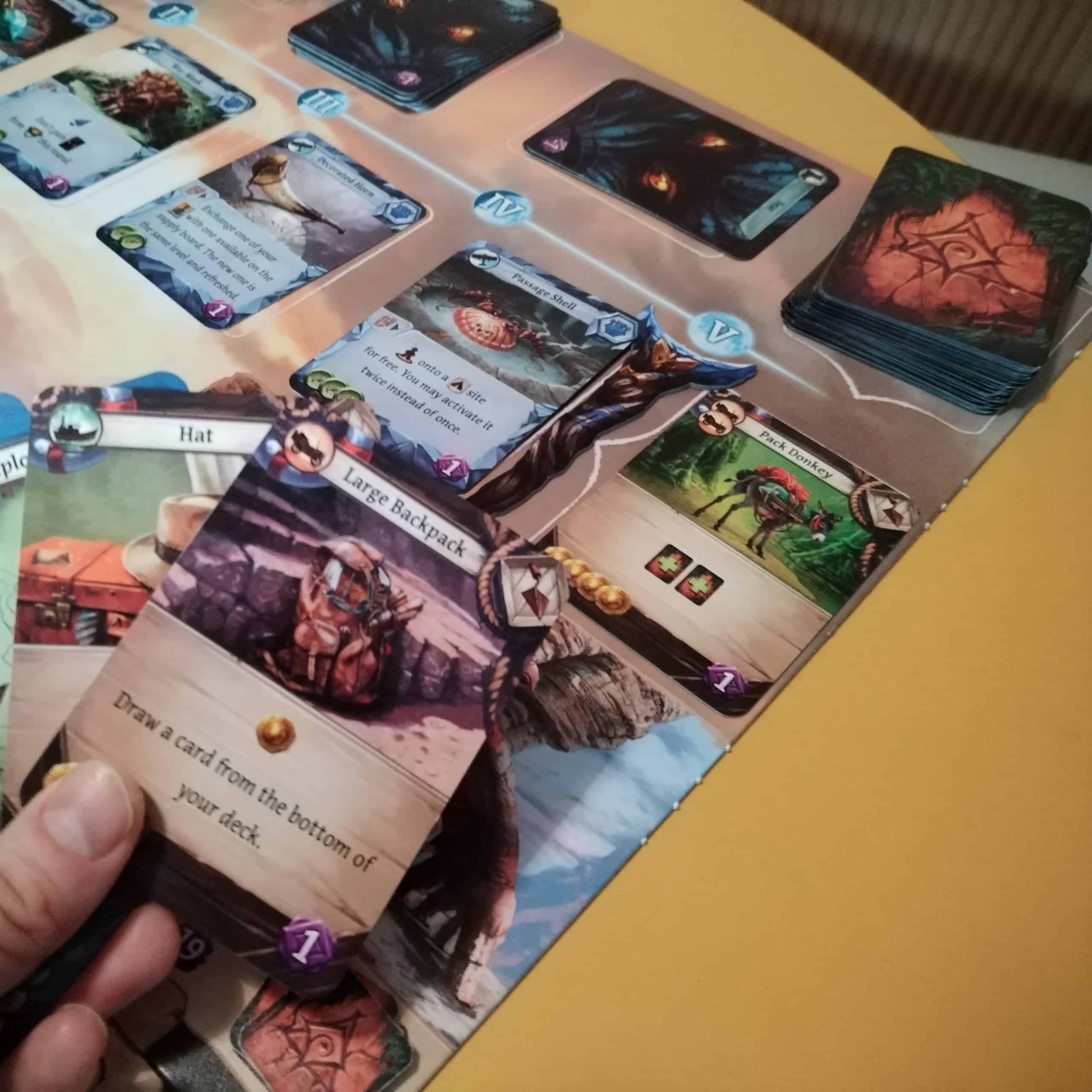 Kaupassa on Pack Donkey -kortti, pelaajalla kädessään hattu ja Large Backpack.