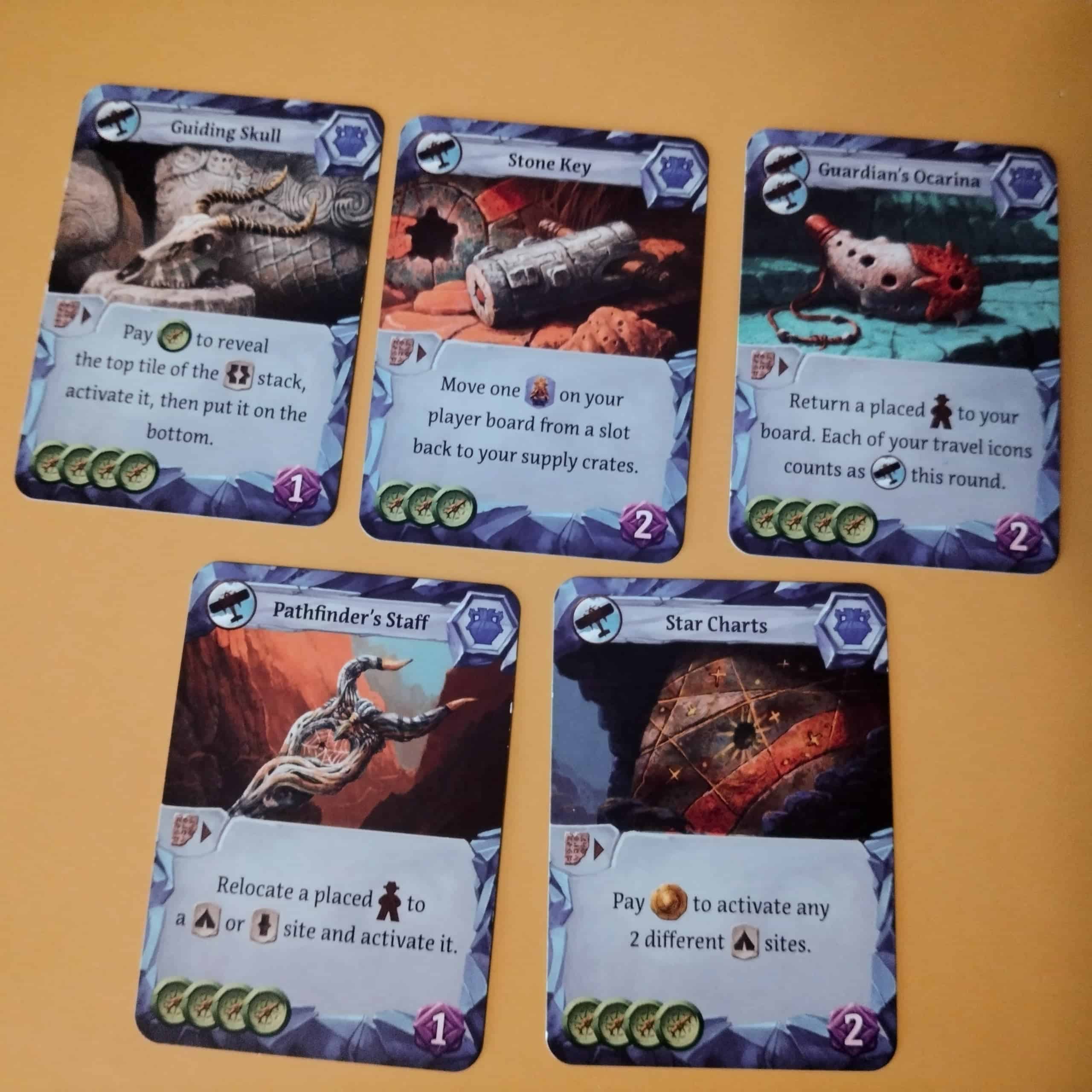 Parhaita artefaktikortteja: Guiding Skull, Stone Key, Guardian's Ocarina, Pathfinder's Staff ja Star Charts.