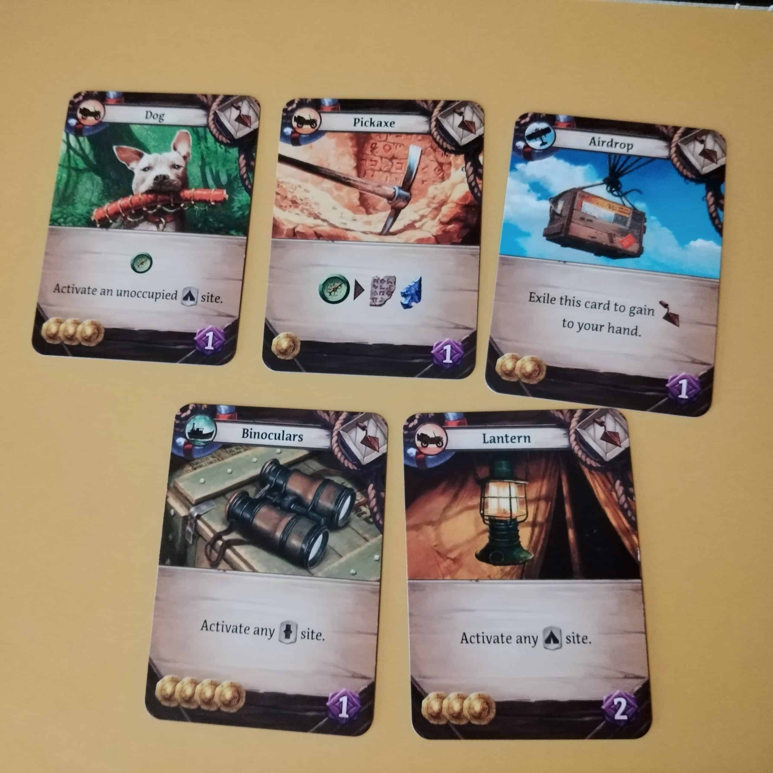 Parhaita kortteja: Dog, Pickaxe, Airdrop, Binoculars ja Lantern.