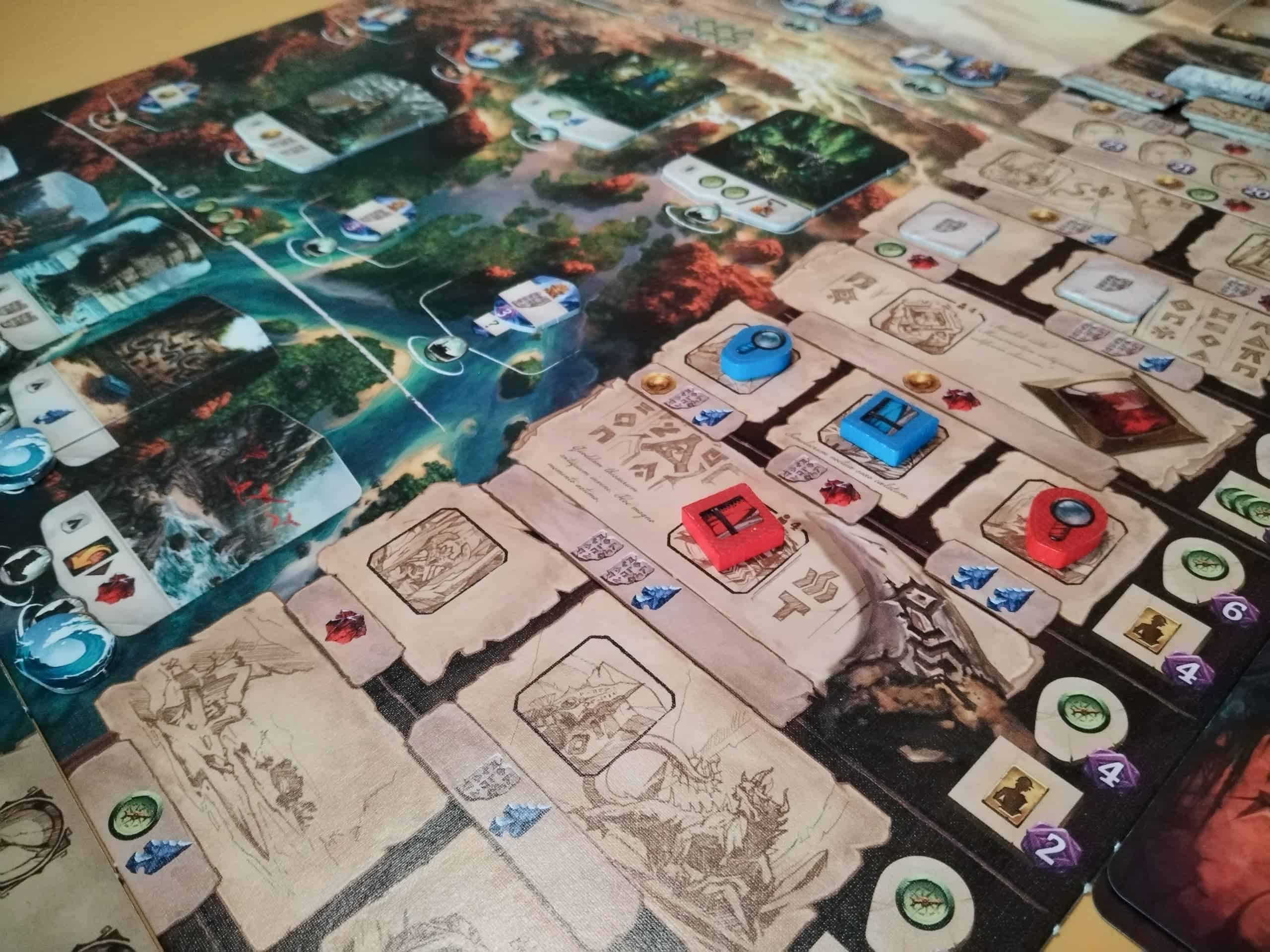 Lähikuva pelilaudan temppeliradasta, jossa sinisen ja punaisen pelaajan nappulat ovat suunnilleen samoilla kohdilla.