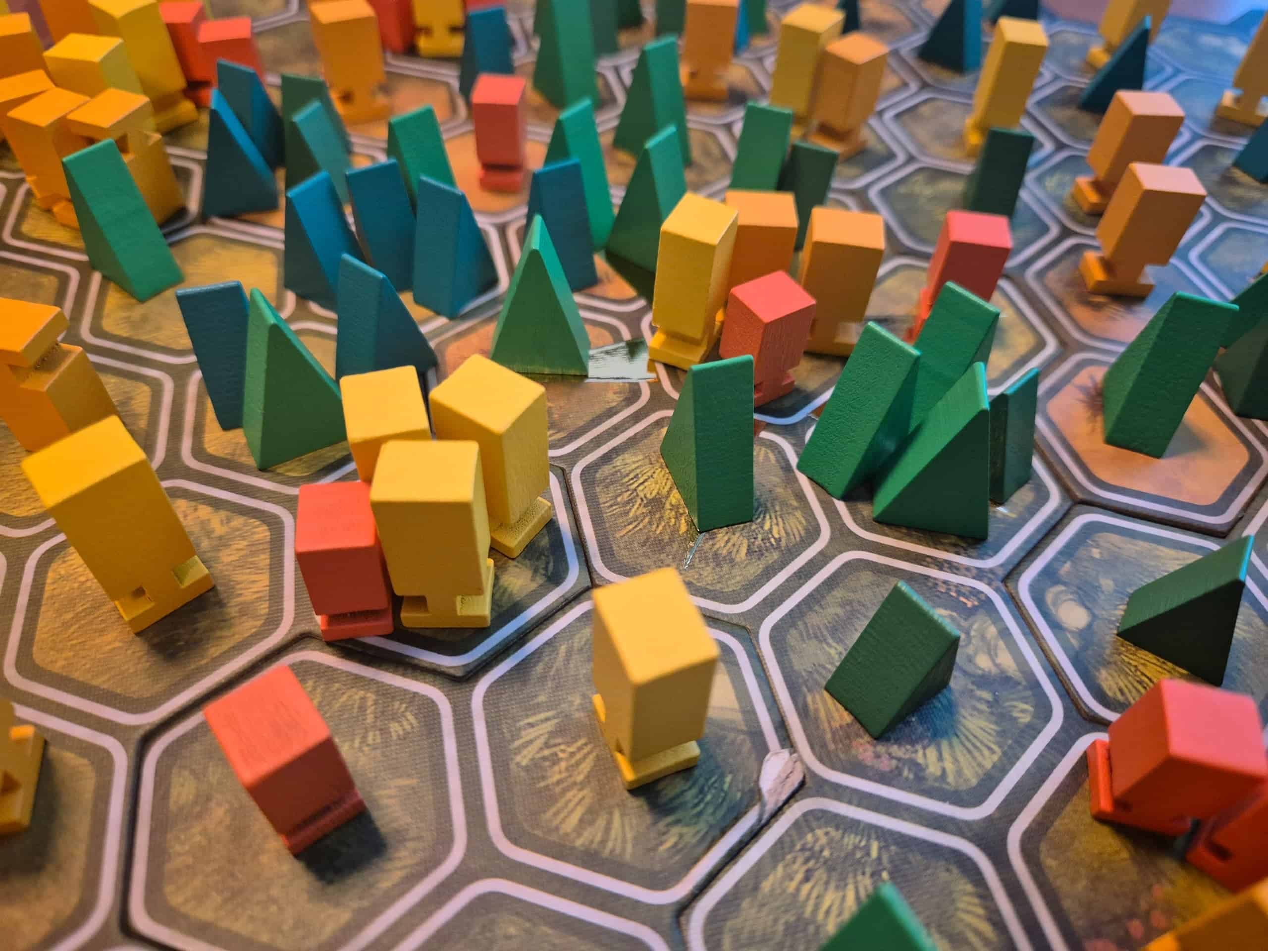 Lähikuva Aspensin pelilaudasta täynnä havu- ja lehtipuita.