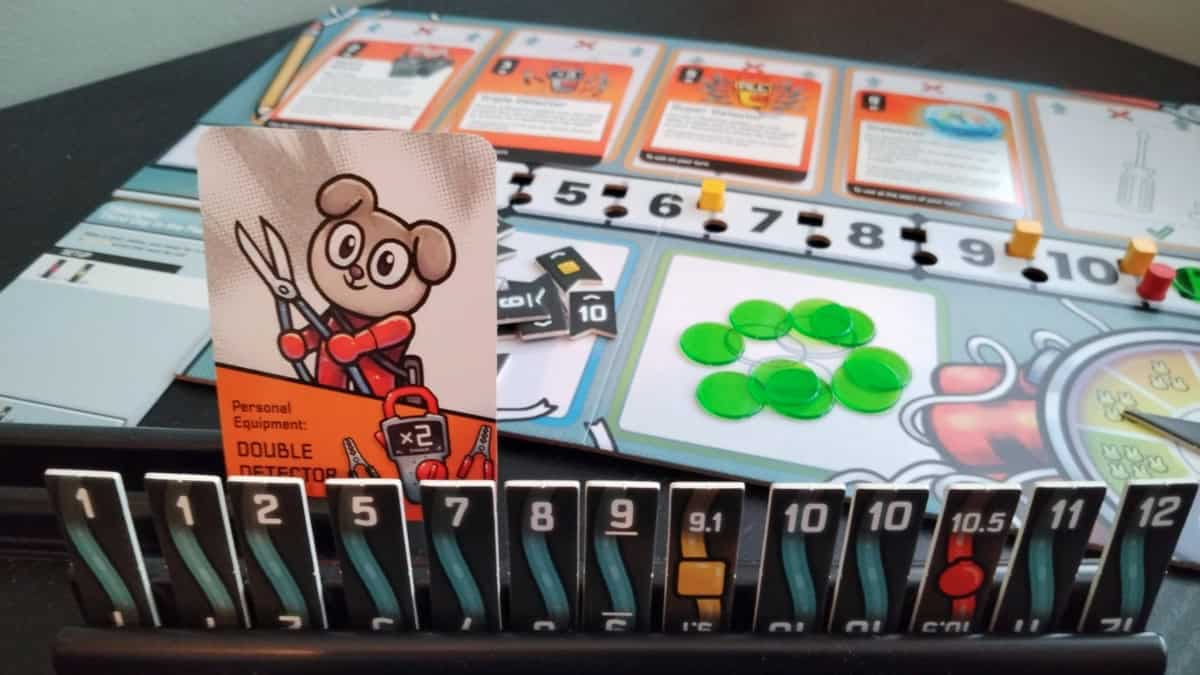 Bomb Busters -pelin pelaajan näkökulma: telineessä on sinisiä johtoja 1–12, keltainen 9.1 ja punainen 10.5. Lisäksi pelaajalla on Double Detector -esinekortti, jossa on kuva puutarhasaksia pitelevästä pehmoeläinhahmosta. Taustalla näkyy yhteinen pelilauta.