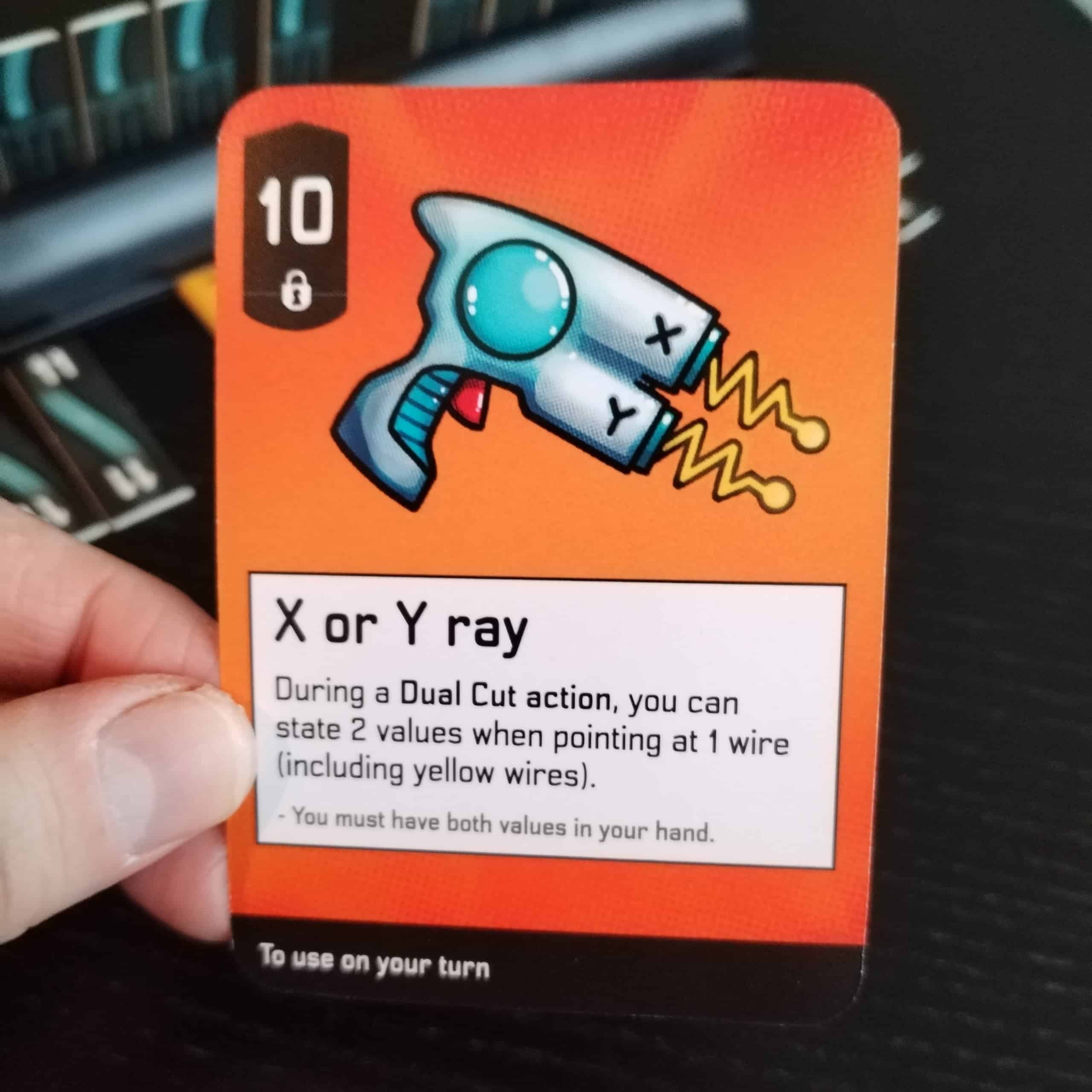 Lähikuva kortista, jossa on kuvattu kaksipiippuinen sädepyssy.