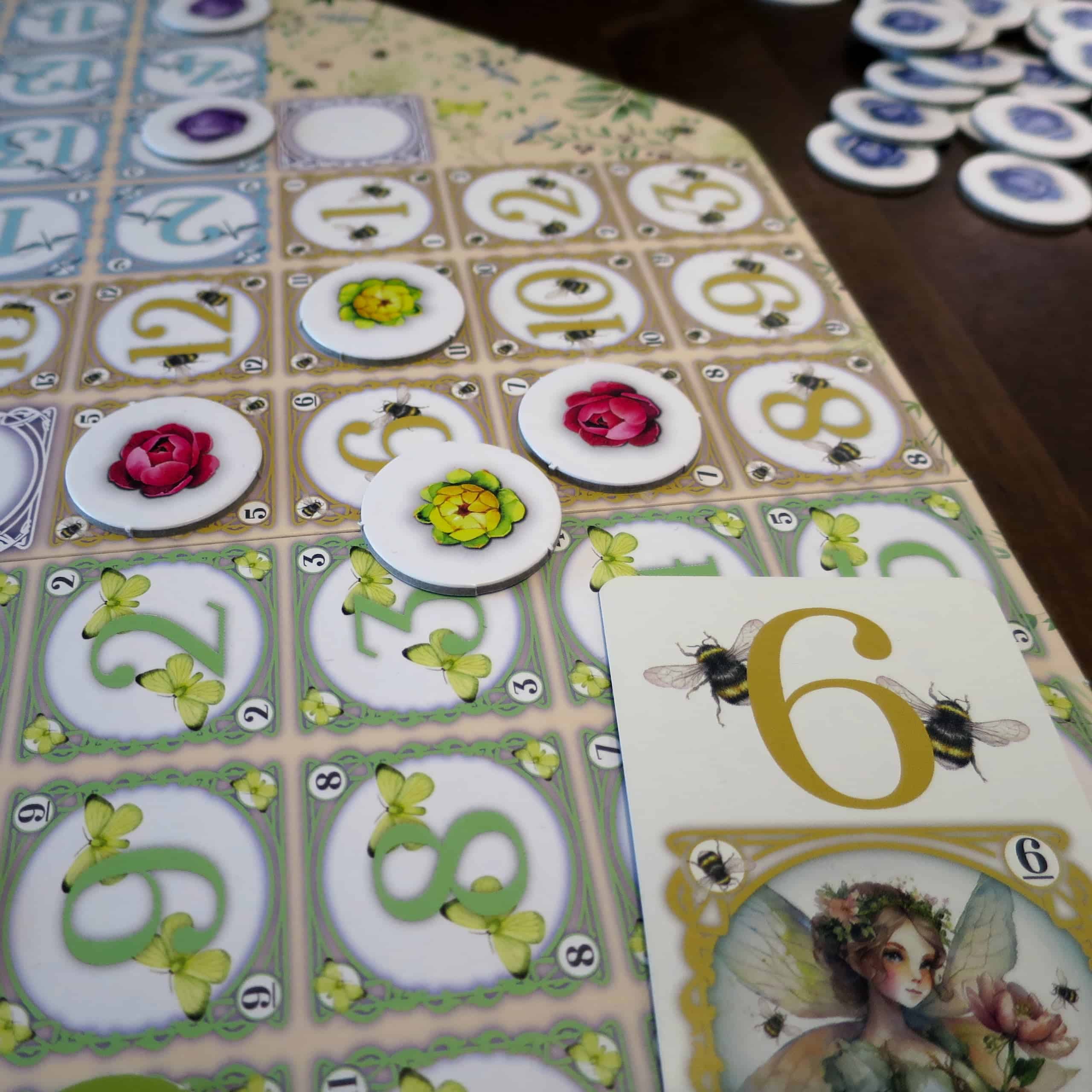 Keltainen on pelannut kortin 6 ja pelaa kukkalaattansa kahden punaisen kukkalaatan väliin, estäen niiden yhdistämisen.