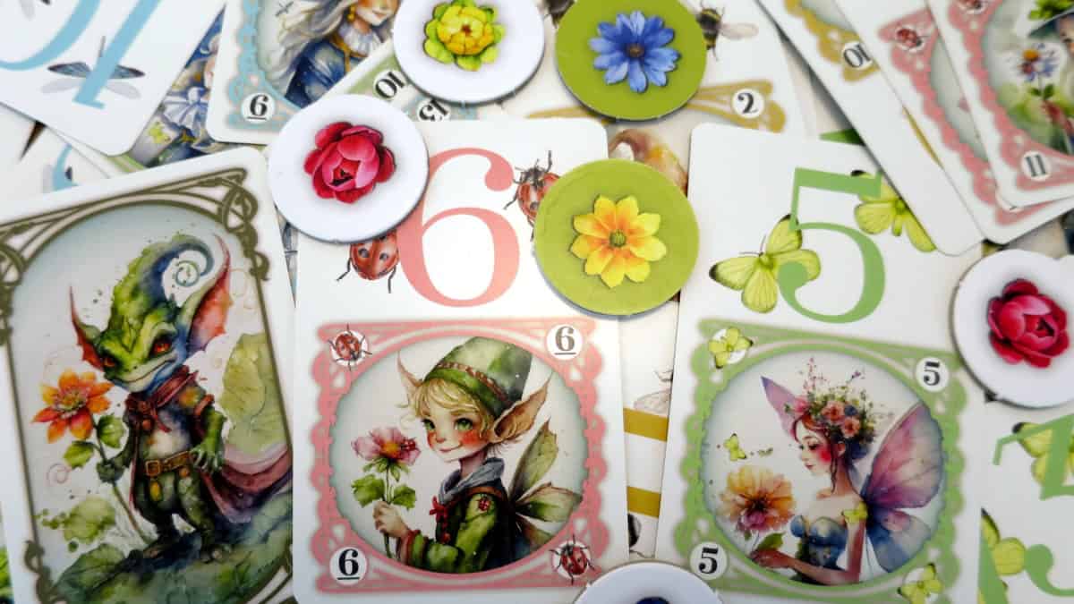 Botanical Blissin kortteja ja nappuloita, joissa on luontoaiheista kuvitusta ja erilaisia keijuja ja muita otuksia.