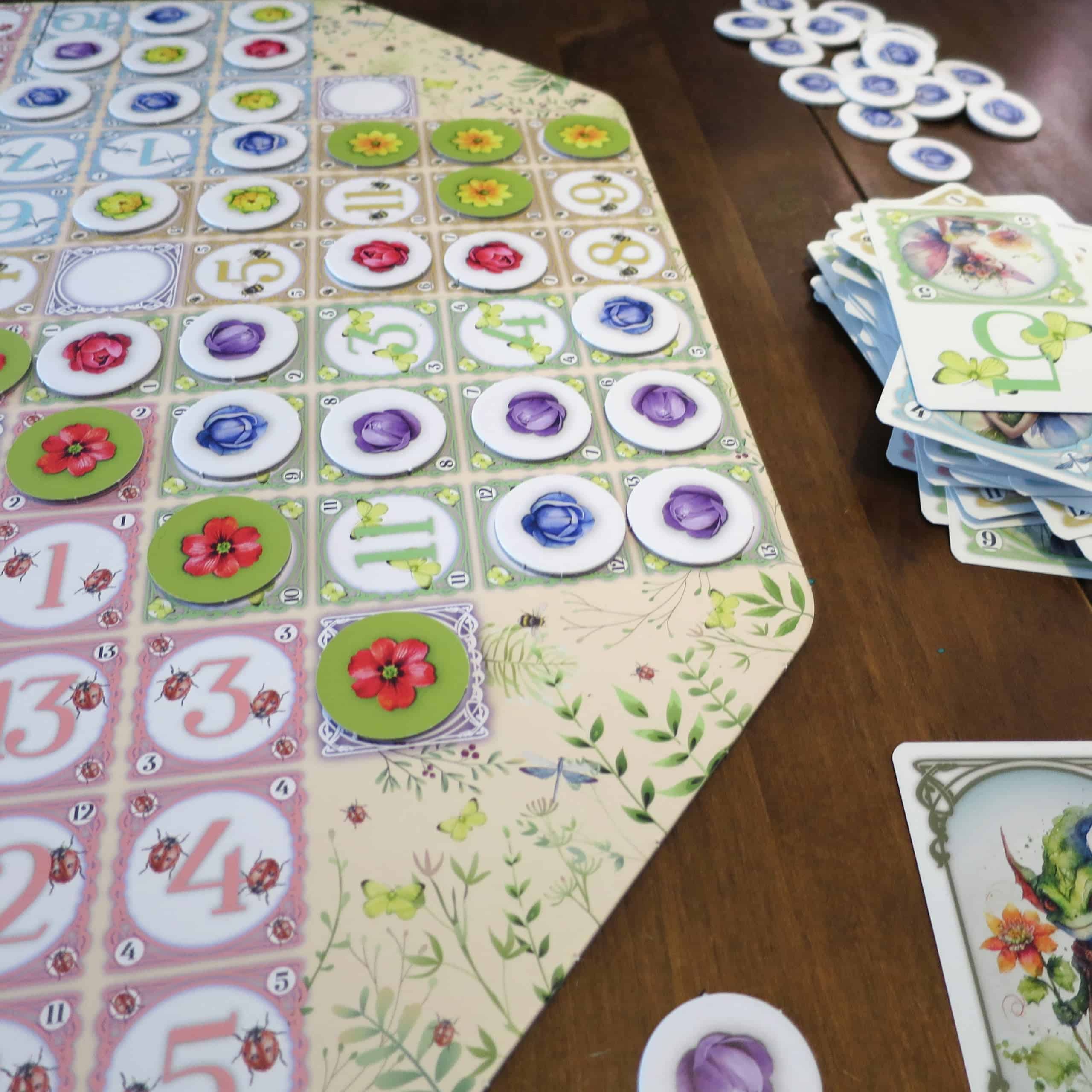 Lähikuva pelilaudan reunasta, jossa sininen ja violetti ovat kilvan pelanneet laattojaan.