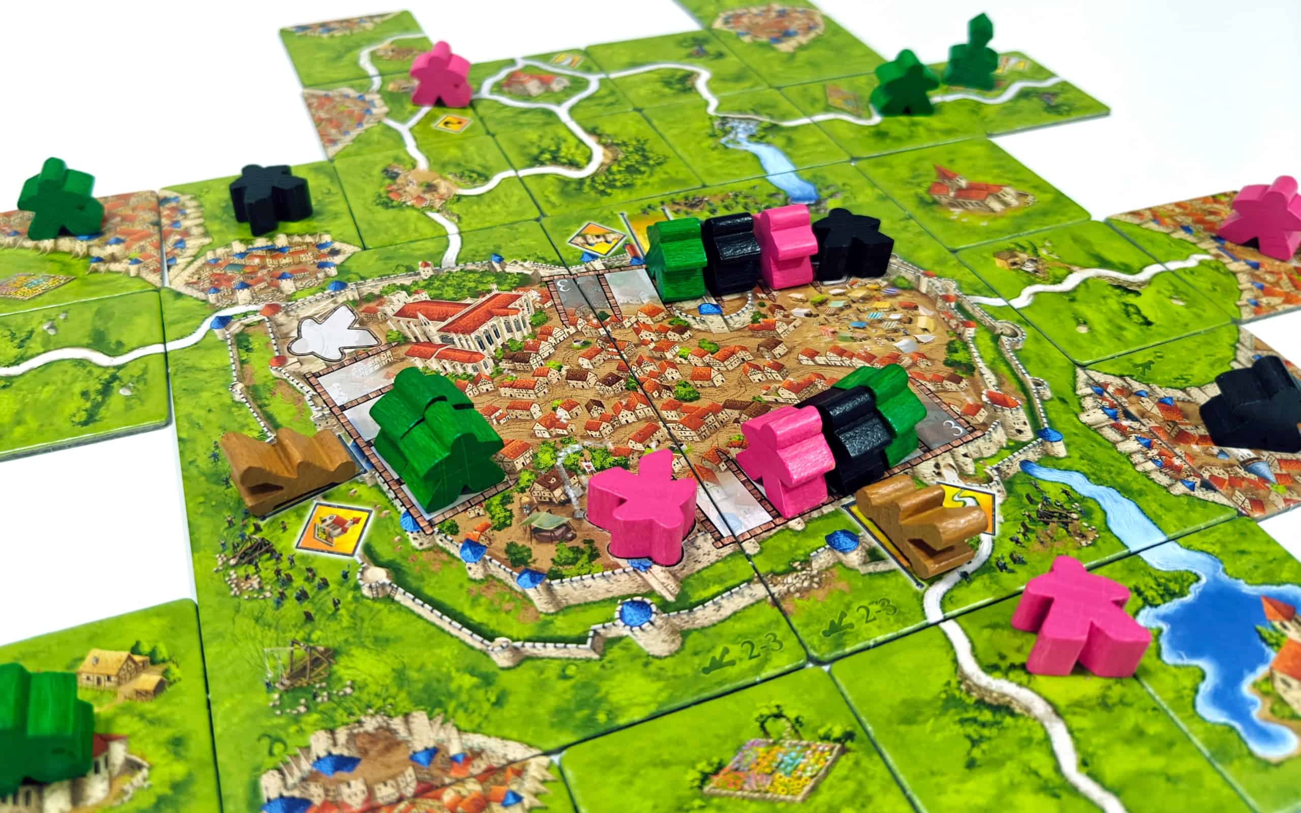 Lähikuva Kastellit ja katapultit -lisäosan keskuslaatasta, jossa puolustajat ovat rivissä torjumassa katapulttien uhkaa.