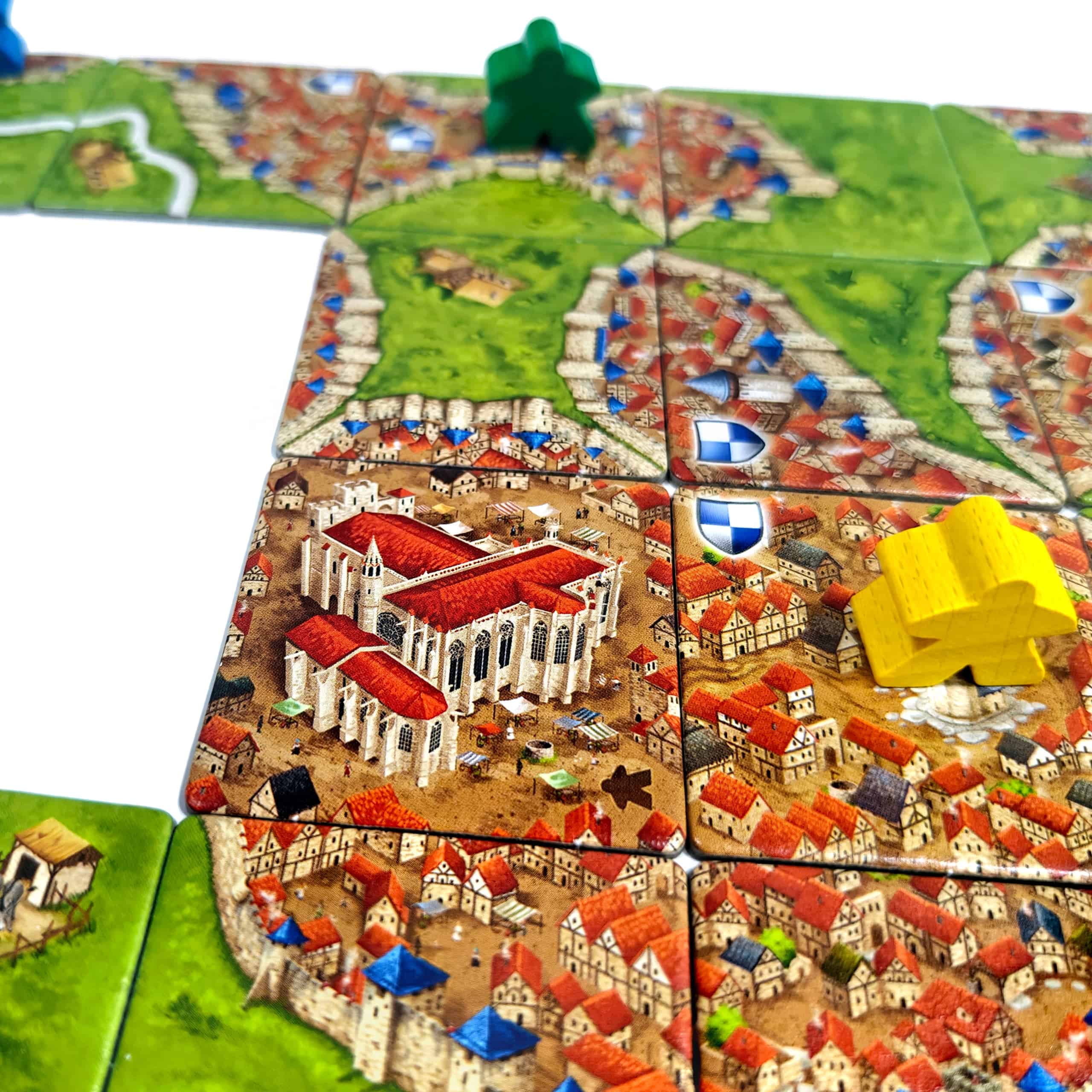 Lähikuvassa katedraalilaatta lähes valmiissa kaupungissa.