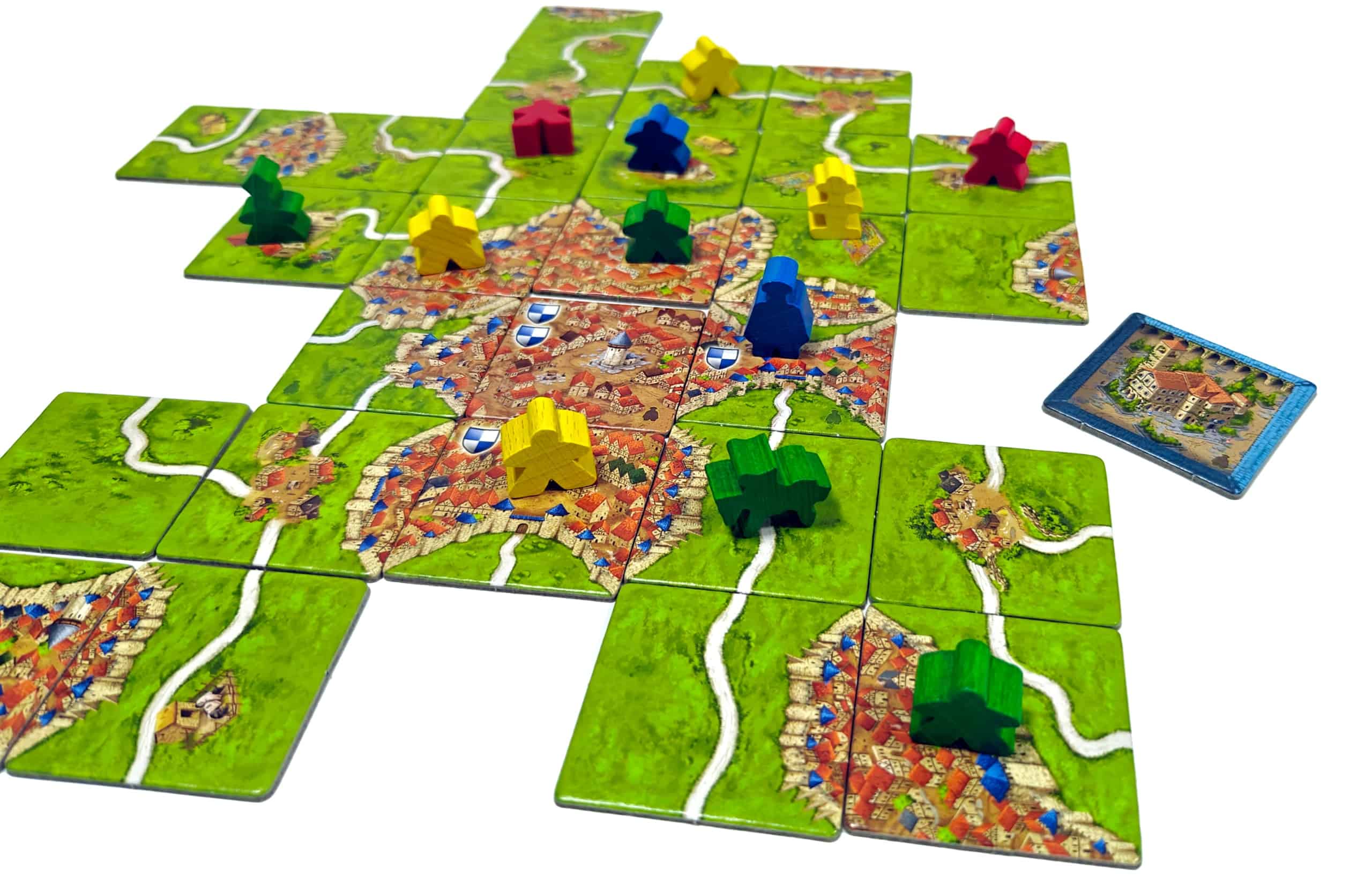 Kaupungissa on sinisen pelaajan pormestari ja vieressä tiellä vihreän lähetti. Lähes valmiin kaupungin vieressä on kaupungintalolaatta, joka sulkee kaupungin.