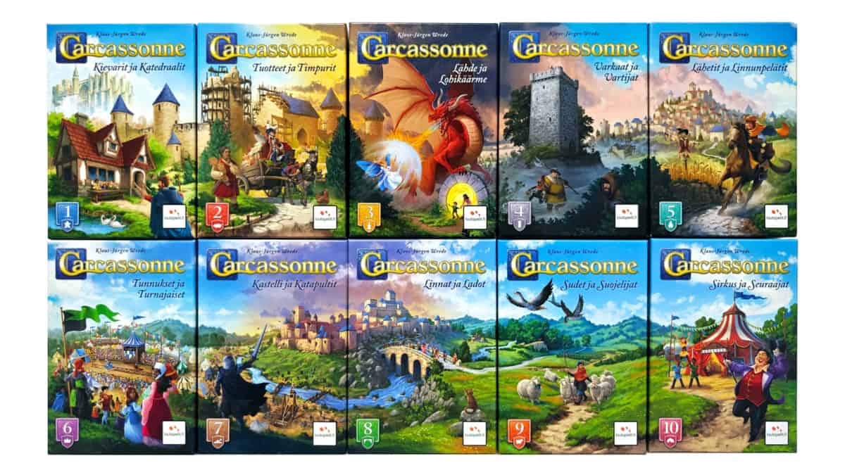 Carcassonnen lisäosien laatikot vierekkäin kahdessa viiden laatikon rivissä. Kansista muodostuu leveä panoraama, jossa näkyy maalaismaisemaa ja Carcassonnen keskiaikaisia kaupunkeja, ympärillään lisäosien sisältöön liittyviä tapahtumia.