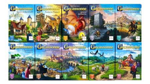 Carcassonnen lisäosien laatikot vierekkäin kahdessa viiden laatikon rivissä. Kansista muodostuu leveä panoraama, jossa näkyy maalaismaisemaa ja Carcassonnen keskiaikaisia kaupunkeja, ympärillään lisäosien sisältöön liittyviä tapahtumia.