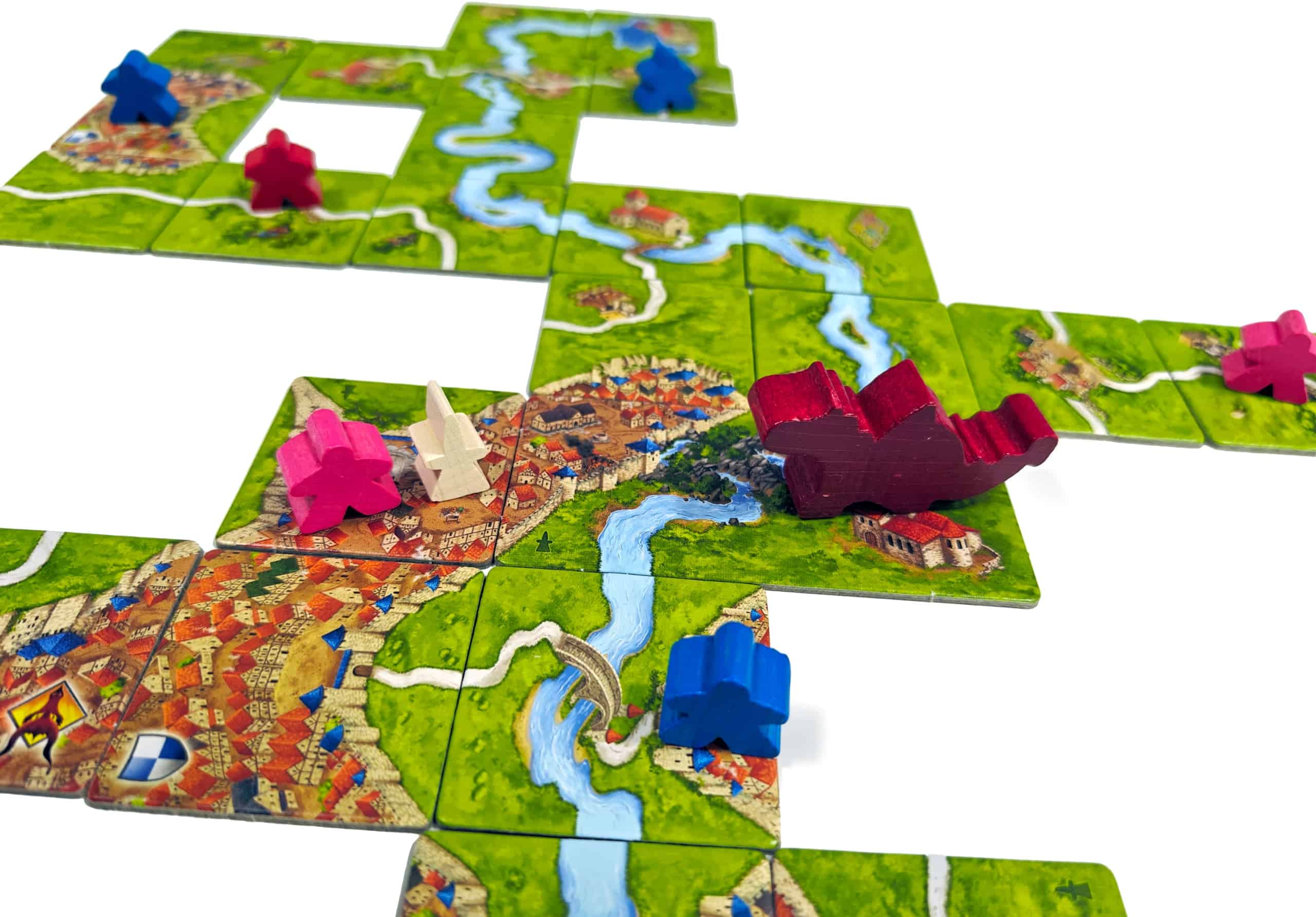 Lähikuva pelitilanteesta, jossa laudalla on lohikäärme ja sen vieressä pinkin pelaajan seuraaja ja samalla laatalla keiju.