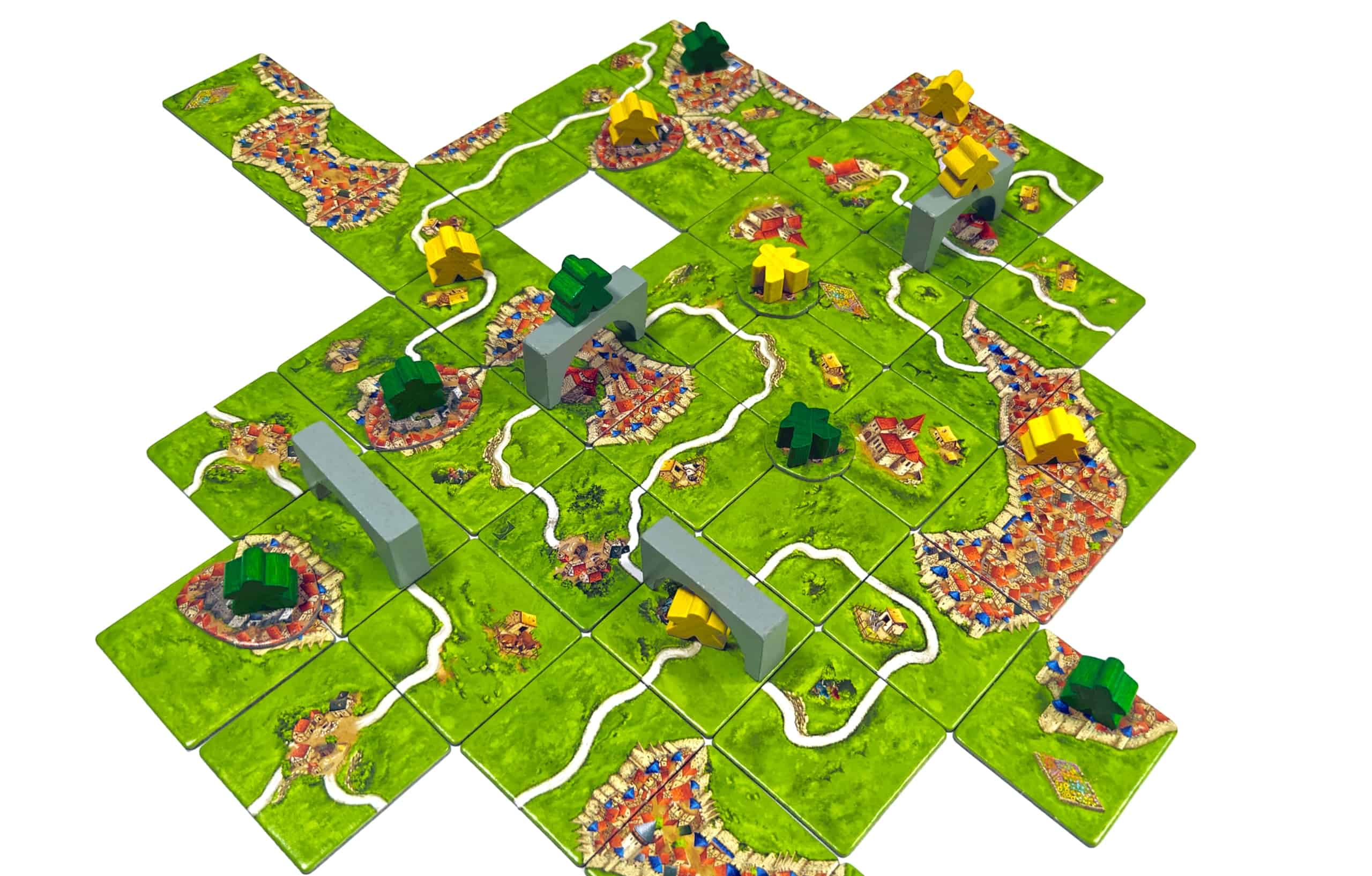 Carcassonne-laattarakennelma, jossa on teitä kaupunkien, peltojen ja toisten teiden yli yhdistäviä siltoja. Kuvassa on myös kaksi neljän peltolaatan risteykseen pelattua latoa, joissa pötköttelee seuraaja. Kahdessa pikkukaupungissa on linnalaatta.