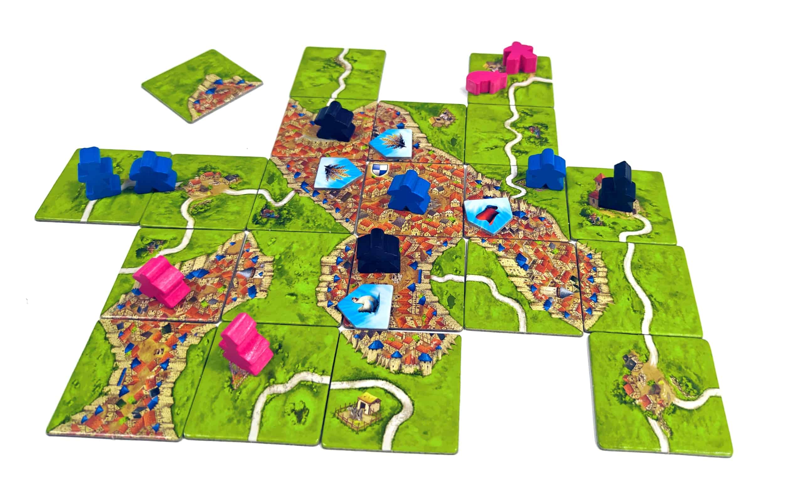 Sininen ja tummansininen pelaaja kilpailevat kaupungista, jossa on neljä tuotelaattaa. Kaupungin vieressä näkyy sen sulkeva laatta.