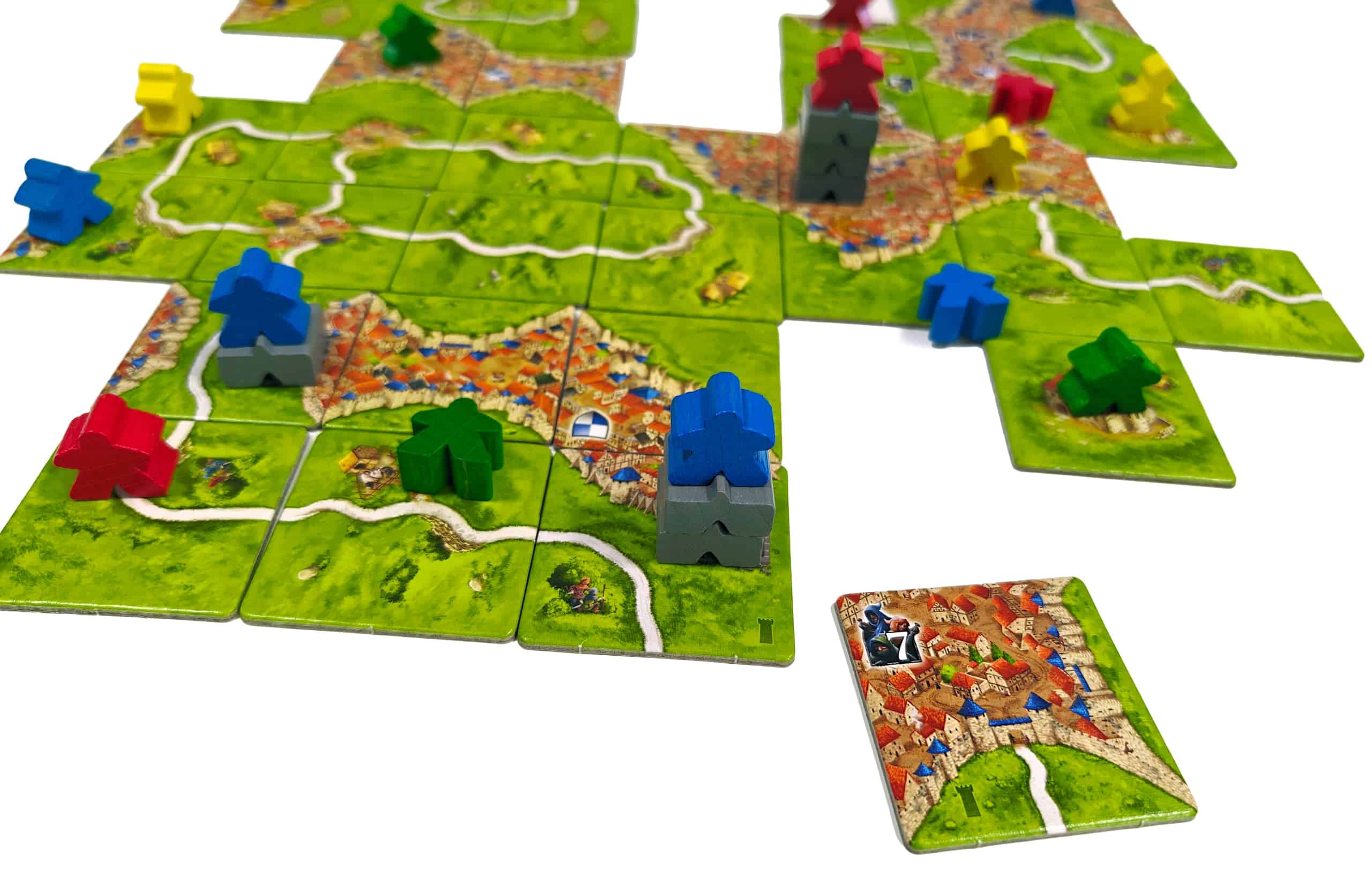 Sinisellä pelaajalla on laudalla kaksi vartijaa torneissaan. Peliin ollaan lisäämässä varaslaatta, jonka arvo on 7.