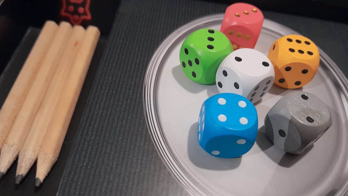 Clever 4 Everin kuusi eriväristä puunoppaa ja muutama lyijykynä.