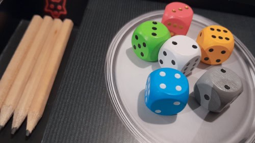 Clever 4 Everin kuusi eriväristä puunoppaa ja muutama lyijykynä.