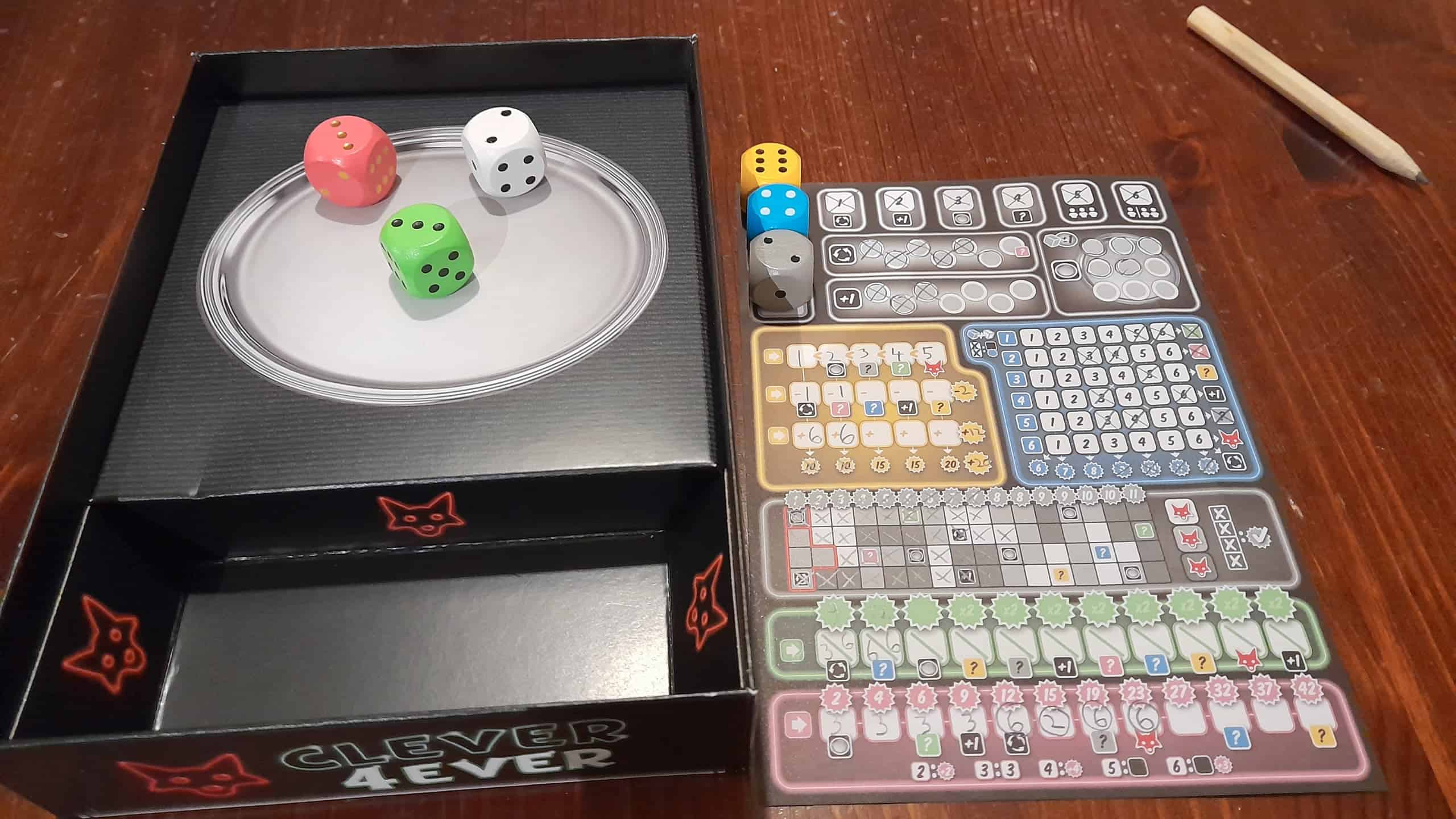 Clever 4 Everin pelikuponki, johon on rastittu jonkin verran ruutuja ja merkitty numeroita. Pelin laatikko toimii noppa-alustana, siinä on valkoinen, vihreä ja punainen noppa. Keltainen, sininen ja harmaa noppa ovat kupongilla valittuina.