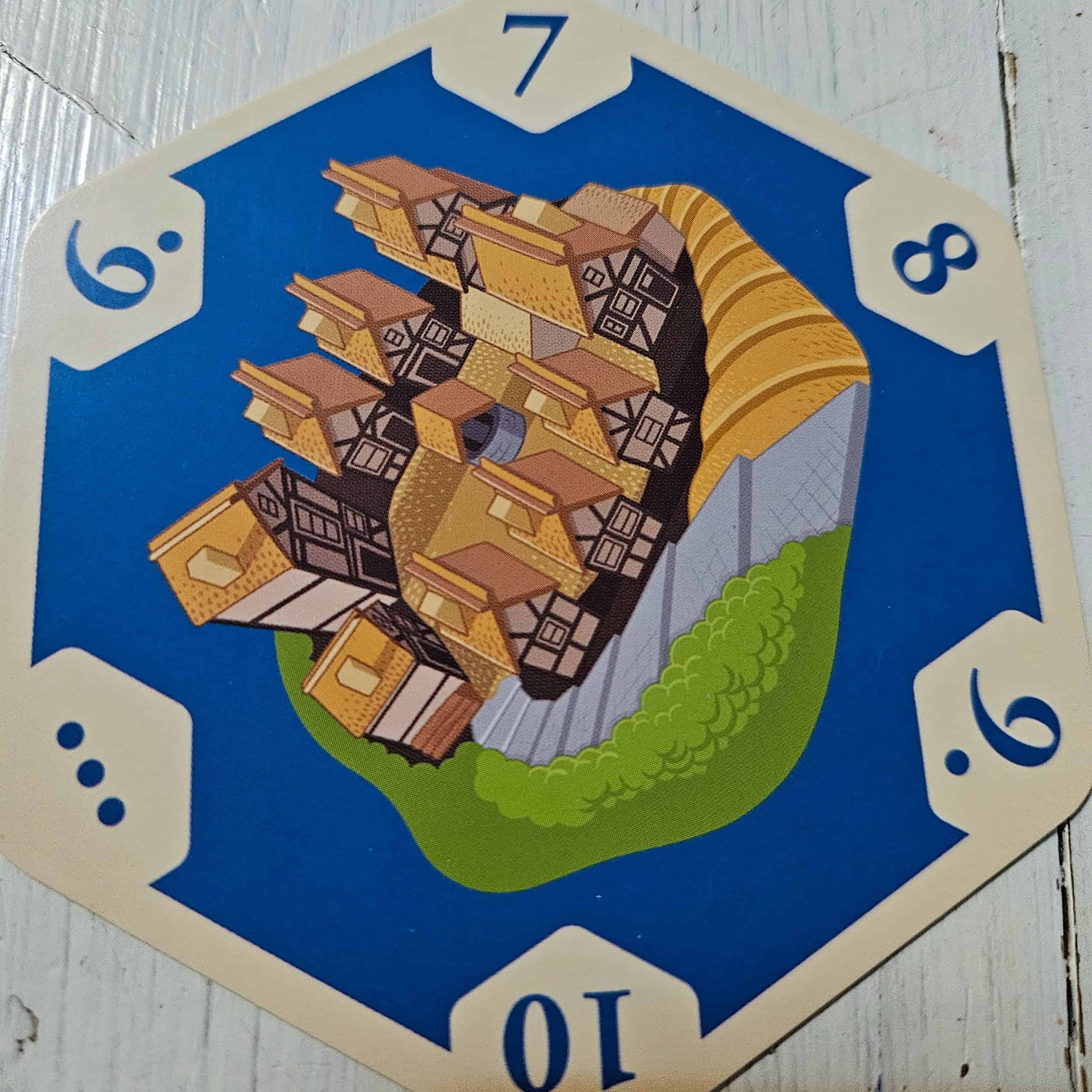 Sinisen joukkueen pisteenlaskulaatassa on kuvattuna kaupunki, ja laatan nurkassa on pistearvoja (6–10).