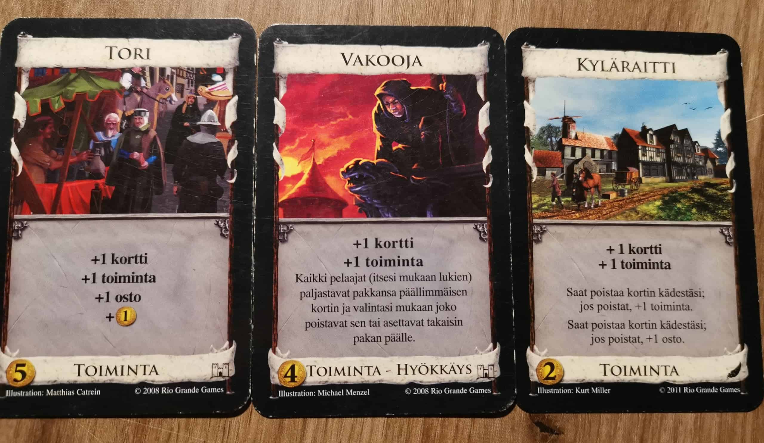 Tori, Vakooja ja Kylänraitti-kortit.