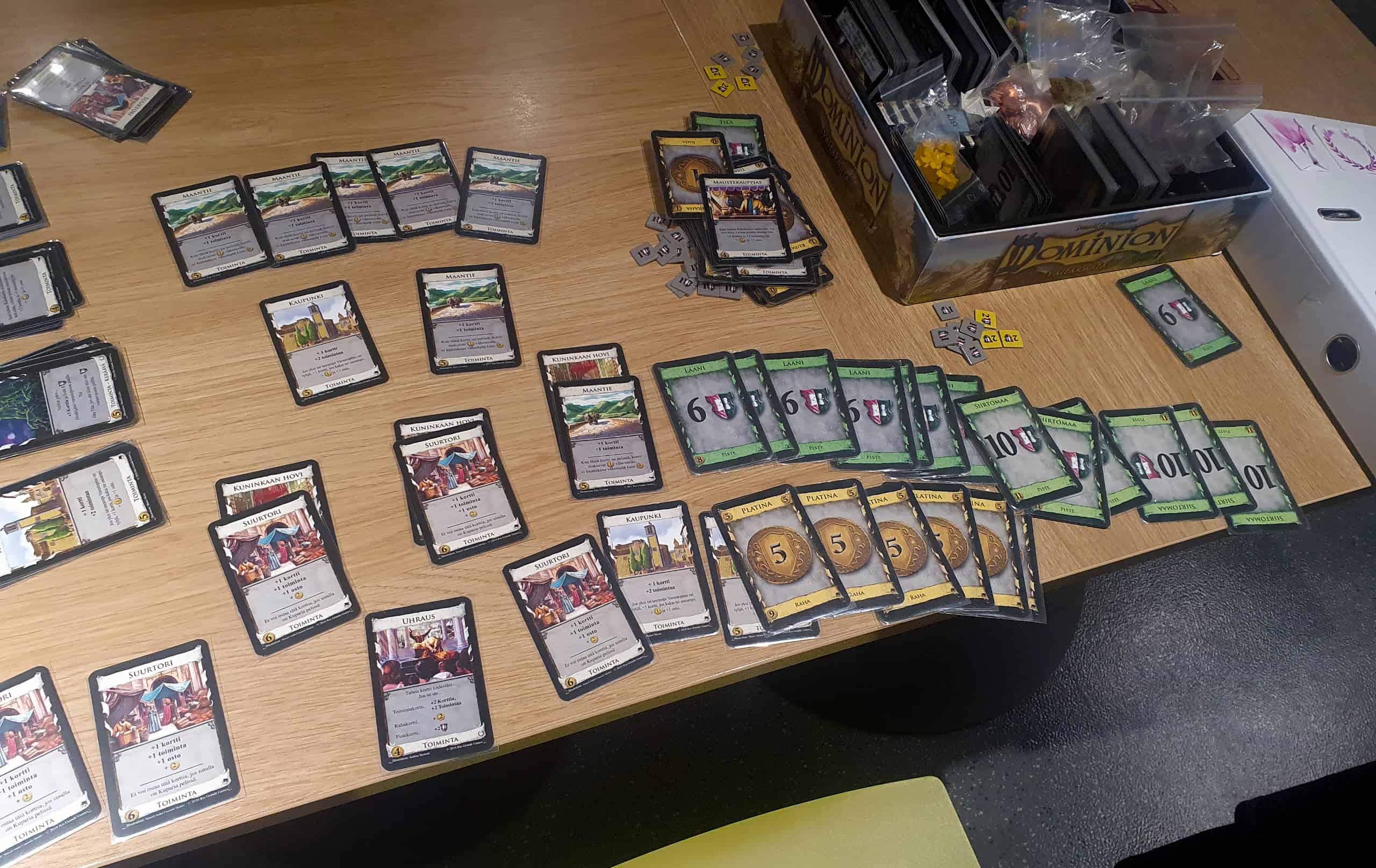 Pöydällä runsas määrä Dominion-kortteja, kun pelaaja on pelannut todellisen megavuoron.