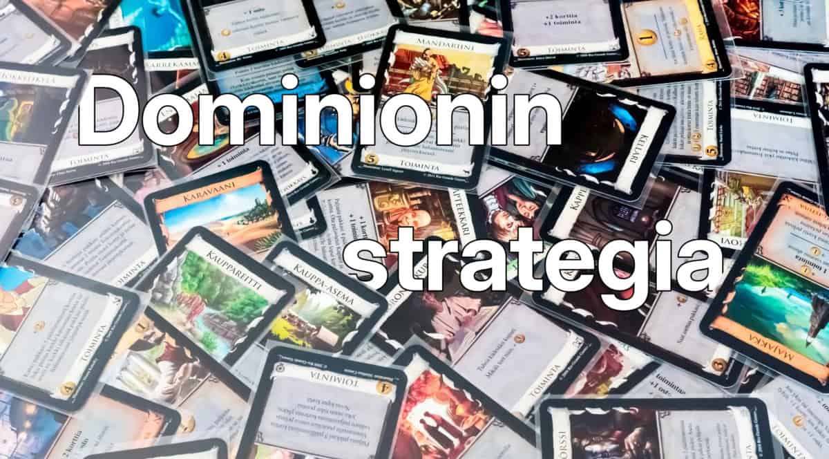Domionin kortteja sekaisena läjänä, korttien päällä teksti "Dominionin strategia".